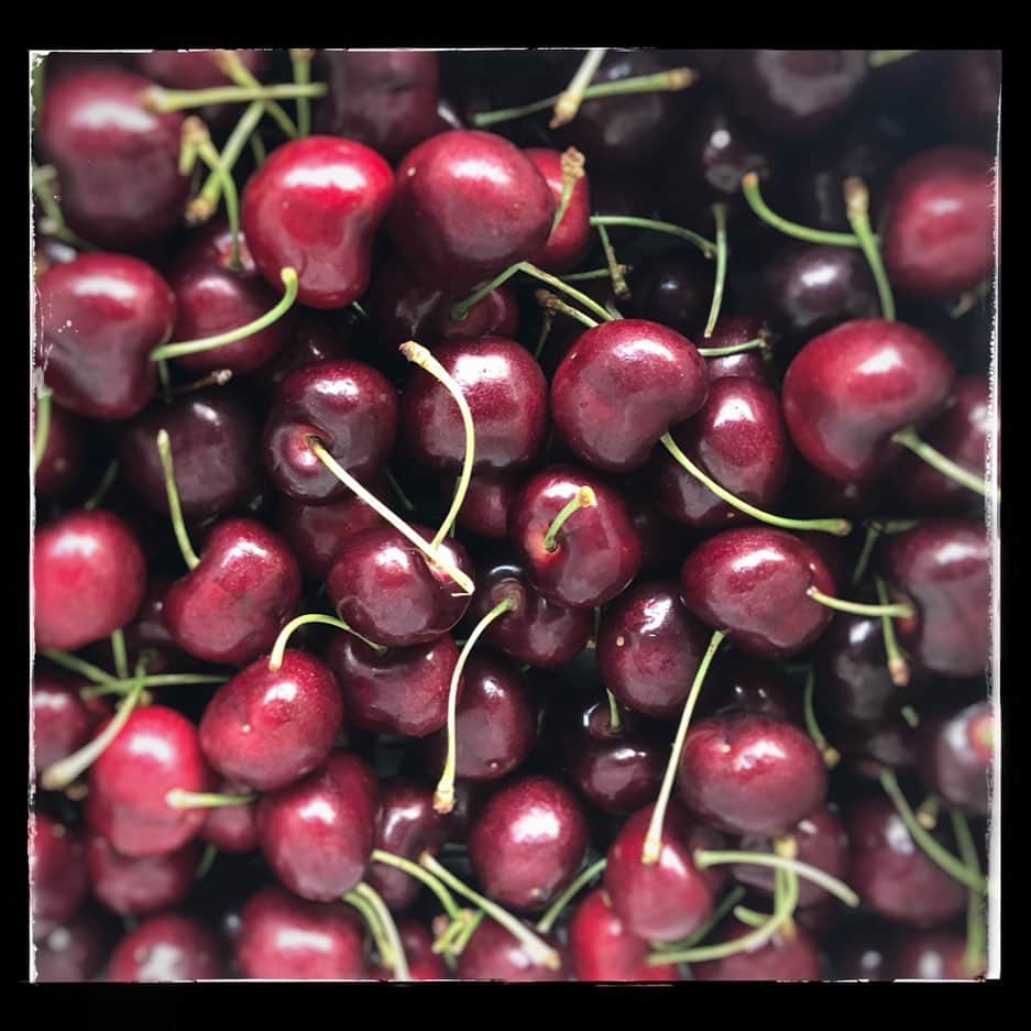 ピョン･ジョンスさんのインスタグラム写真 - (ピョン･ジョンスInstagram)「싱싱하네 🥗 금욜 장보는 녀자!  쟁여놓고먹는 녀자ㅋㅋㅋㅋㅋ #blueberry #cherry #블루베리 #체리🍒 이제 디저트 만들어볼까? 🧁🍮 떡볶기생각나면 🙀블루베리 #슈퍼푸드  #미국하이부시블루베리  #씨에스3 @hoyatoyashop」7月12日 20時05分 - hoyatoya