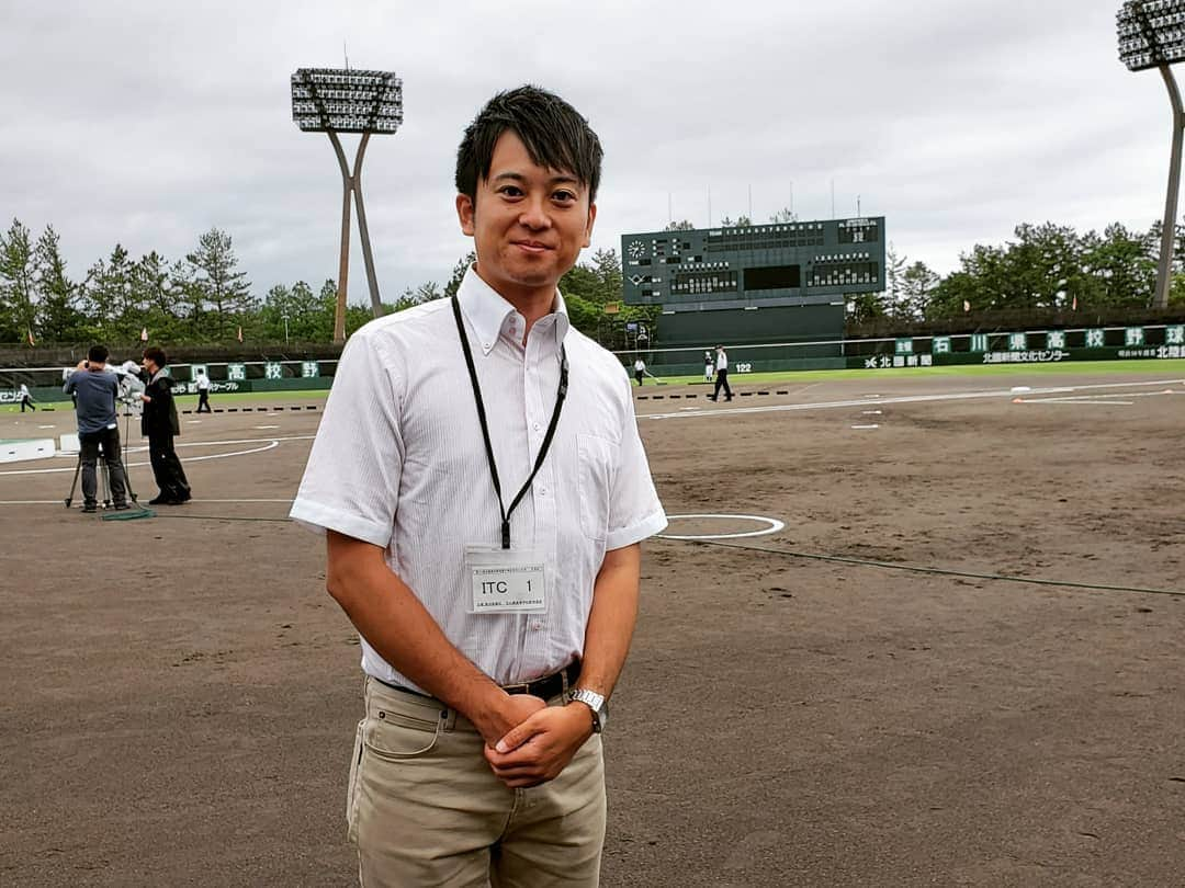 飯田嘉太さんのインスタグラム写真 - (飯田嘉太Instagram)「夏の高校野球 石川大会が開幕⚾ 今年は合同チーム含む47校・44チームが 令和初の甲子園出場をかけて熱戦を繰り広げます🔥  奈良から石川に場所が変わっても 緊張と高揚感が入り交じった感情は変わりませんね☺  今回僕は②年連続で独唱の大役を務めた ①人の女子高生を取材しました🇯🇵 (写真はNGでしたので文章での紹介だけ)  金沢二水高校・奥村麗音さん🎵  長い歴史で見ても県内で②年続けての独唱は 初めてだということです✨  ご自身の歌声で選手の背中を押したいと奥村さん🎤  練習でも体の芯まで響くような美声でしたが 本番は鳥肌が立つほど感動しました👏 周りにいた大人たちも凄い凄いの連呼(笑)  きっと選手たちにも届いていることでしょう‼ お疲れ様でした🎼  #令和初 #夏の高校野球 #石川大会 #第101回全国高等学校野球選手権大会 #高校球児 #この季節がやってきた #選手宣誓 #かっこよかった #独唱 #鳥肌 #美声 #感動 #球場に何回足を運べるかな #最後の写真 #アナザースカイ感 #ノンフィルタ #奈良は明日開幕 #石川テレビ #アナウンサー #announcer #飯田嘉太 #高校野球好きな人と繋がりたい」7月12日 20時15分 - kabuto_iida