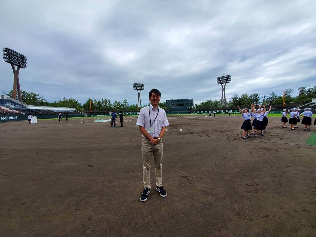 飯田嘉太さんのインスタグラム写真 - (飯田嘉太Instagram)「夏の高校野球 石川大会が開幕⚾ 今年は合同チーム含む47校・44チームが 令和初の甲子園出場をかけて熱戦を繰り広げます🔥  奈良から石川に場所が変わっても 緊張と高揚感が入り交じった感情は変わりませんね☺  今回僕は②年連続で独唱の大役を務めた ①人の女子高生を取材しました🇯🇵 (写真はNGでしたので文章での紹介だけ)  金沢二水高校・奥村麗音さん🎵  長い歴史で見ても県内で②年続けての独唱は 初めてだということです✨  ご自身の歌声で選手の背中を押したいと奥村さん🎤  練習でも体の芯まで響くような美声でしたが 本番は鳥肌が立つほど感動しました👏 周りにいた大人たちも凄い凄いの連呼(笑)  きっと選手たちにも届いていることでしょう‼ お疲れ様でした🎼  #令和初 #夏の高校野球 #石川大会 #第101回全国高等学校野球選手権大会 #高校球児 #この季節がやってきた #選手宣誓 #かっこよかった #独唱 #鳥肌 #美声 #感動 #球場に何回足を運べるかな #最後の写真 #アナザースカイ感 #ノンフィルタ #奈良は明日開幕 #石川テレビ #アナウンサー #announcer #飯田嘉太 #高校野球好きな人と繋がりたい」7月12日 20時15分 - kabuto_iida