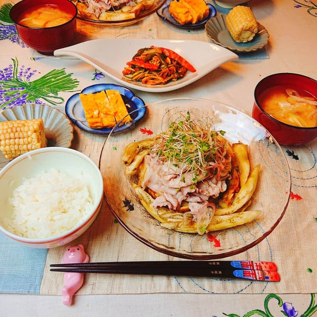 佐藤実絵子さんのインスタグラム写真 - (佐藤実絵子Instagram)「〔冷しゃぶ〕ごはんのきろく🍚🍴 * 献立は‥ 🔸冷しゃぶ 🔸とうもろこし 🔸カニかま入りだし巻き玉子 🔸ベジパスタのナポリタン 🔸お味噌汁 * この冷しゃぶは、何かで見て良いなと思ったんだけど、なにかは忘れてしまった😂 下に焼きナスがしいてあるのと、上に薬味をのせるのがポイント！ 焼きナスは、二人で三本使ったけど、私的にはもっと野菜があっても良いから、他の野菜も次回は足そうかなって感じです！ 上に持っているのは、ブロッコリースプラウトと、みょうがです☺️ 胡麻ドレッシングやポン酢をかけていただきました！ * ベジパスタは、一時期流行った野菜のパスタ！パスタの代わりにズッキーニを麺状に切って使います！シャキシャキもあって、めっちゃおいしかった😋🍴💕 * * #みえこごはん  #冷しゃぶ #ベジパスタ #夏野菜 #夕ごはん #夜ごはん #夏献立 #二人ごはん #ふたりごはん #おうちごはん #おうちごはんlover #しあわせごはん #家庭料理 #献立 #デリスタグラム #デリスタグラマー #クッキングラム #うつわ好き #うつわ #instafood #lovefood #instalove  #foodstagram #japanesefoods」7月12日 20時08分 - mieppp624