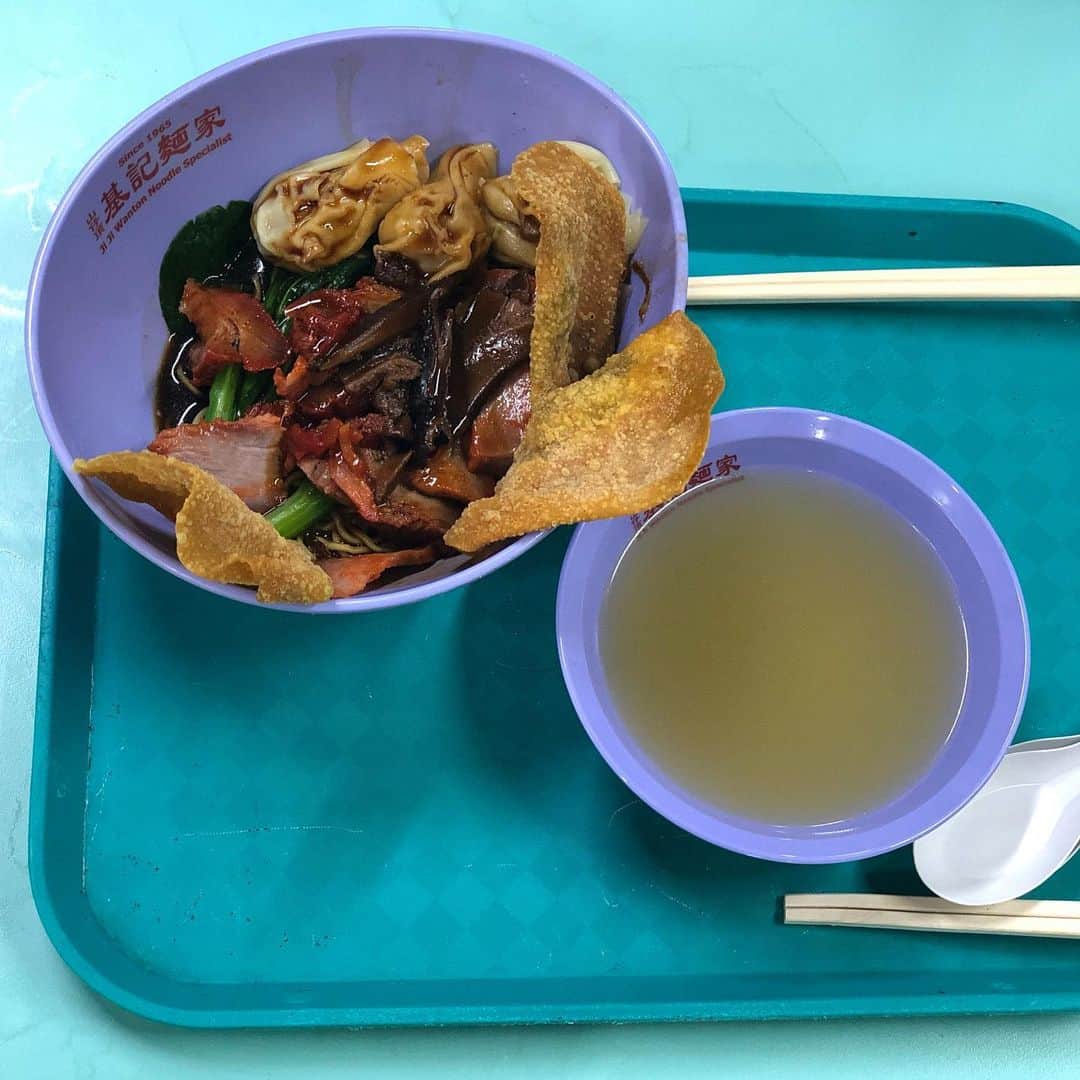 岡田育さんのインスタグラム写真 - (岡田育Instagram)「Bak Kut Teh!! is a pork rib broth dish, my favorite. At Hong Lim Market and Food Centre. . . 肉骨茶！ 団地の一階二階がフードコート。食住接近、外食万歳。人気店の甘ダレ麺も美味しかった。ドリアン買ってその場で食べてる人もいたな。 . . #honglimfoodcentre #singapore #streetfood #hawkersmarket #シンガポール #ホーカーズ #bakkutteh #肉骨茶 #基記麵家」7月12日 20時10分 - okadaic