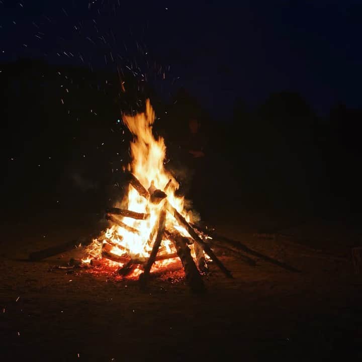 前田裕二のインスタグラム：「‪キャンプファイヤー！ ‬ ‪炎っていいなぁ。ずっと見てられる🔥‬ ‪日々バタバタと生きてると、‬ ‪■ 炎をゆっくり見る事とか‬ ‪■ 自然をぼーっと眺める事とか‬ ‪■ 空を見上げる事とか‬ ‪全部、忘れてしまう。‬ ‪時々こうして、身近なところにある宝物を再認識して、心の豊かさを取り戻さないといけない。ポエム☺️笑‬」