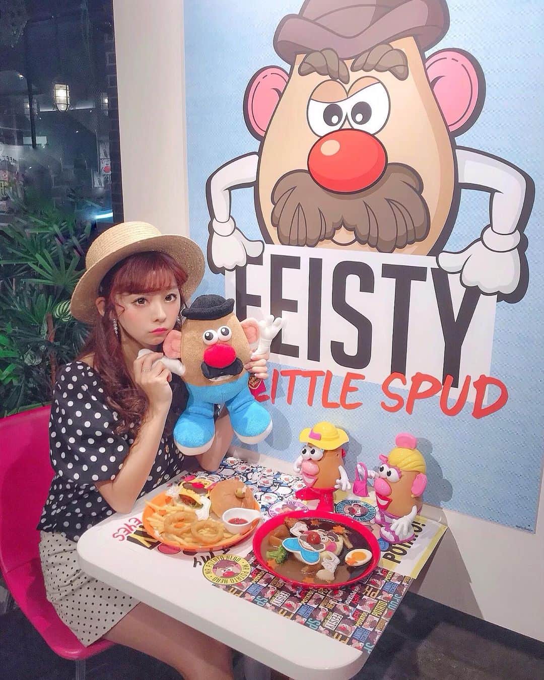 のインスタグラム：「❤︎ . トイ・ストーリー4 今日から公開だね🎬💞 . て事で、、、 ポテトヘッドカフェに 行ってきたよ〜🍟 . ただただ、映えてた❣️🤣 . カレーもハンバーガーも 1000円、1200円くらい❣️❣️ . ちなみにおもちゃ類は 自由に借りて良いよって感じ💞 . . #トイストーリー4 #ポテトヘッド #ミスターポテトヘッド #トイストーリー #ディズニー #映画 #モディ #渋谷カフェ #渋谷 #カフェ巡り #おもちゃ #原宿カフェ #スイーツパラダイス #スイパラ #toystory #disney #tdl #tds」