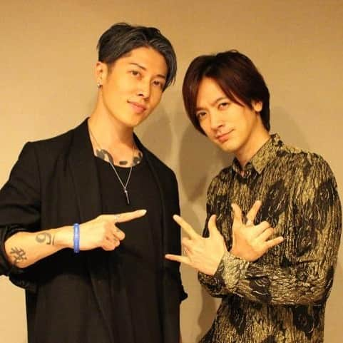 TOKYO FM+のインスタグラム：「DAIGOがパーソナリティをつとめるTOKYO FMの番組「DAIGOのOHAYO-WISH!!」🤗ゲストに、アーティストでギタリストのMIYAVIさんが登場🎉「緊張で胃が痛くなってしまう……」と悩みを打ち明けたMIYAVIさんに、DAIGOが意外な？アドバイスを送りました😂 詳しくは、ページトップのリンクを見てね👉 #daigo #miyavi #tokyofm #tokyofmplus #radio #ラジオ」