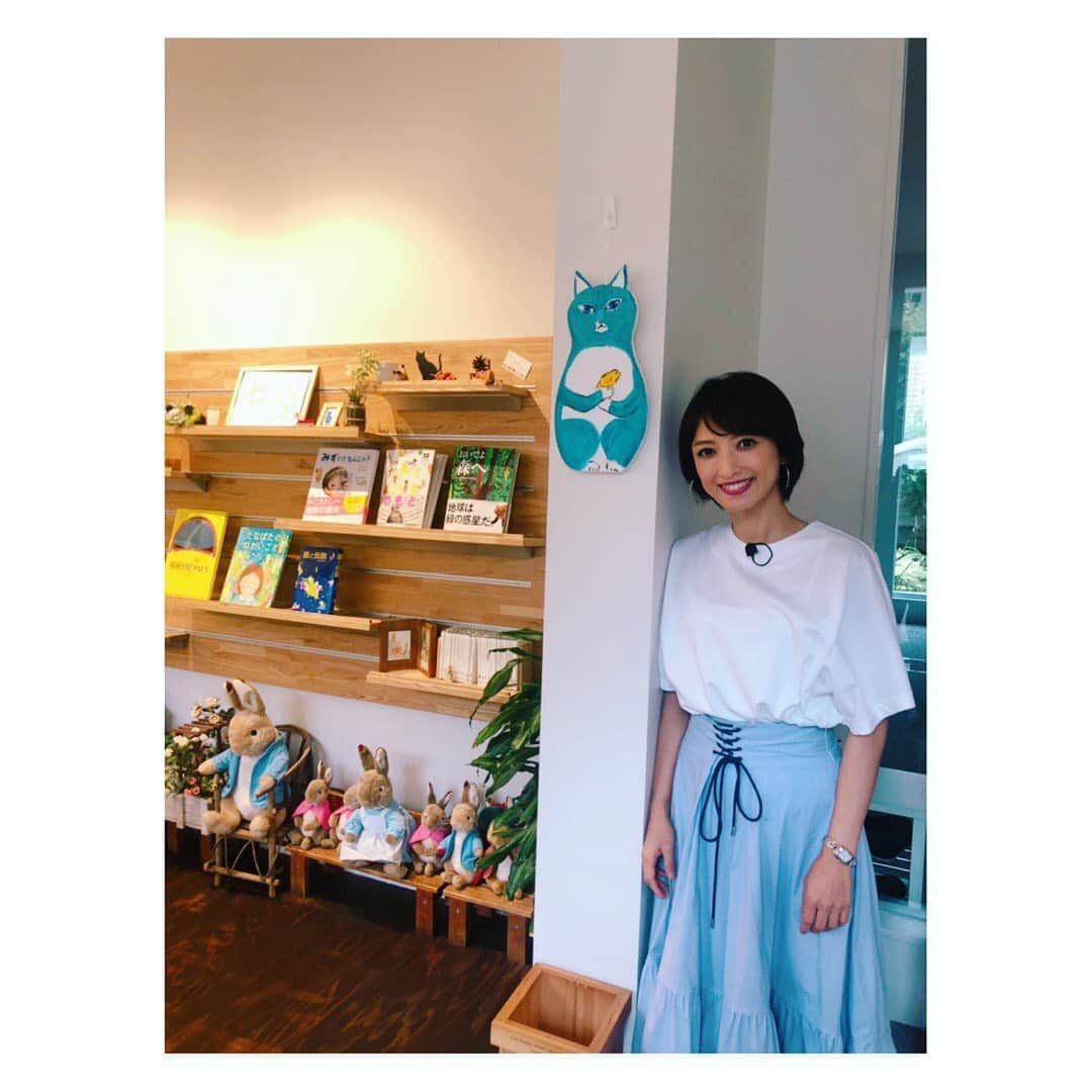 望月理恵さんのインスタグラム写真 - (望月理恵Instagram)「明日は赤羽、十条あたりを 歩きインタビューしてます！ よかったら観てください✨  可愛い本屋さんを発見。 絵本を買いました☺️ #私服#衣装」7月12日 20時18分 - mochiee28