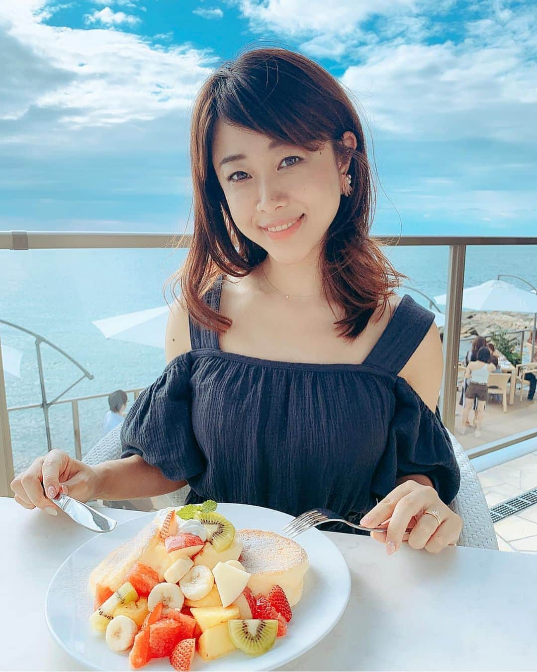 Kozue Kawabeさんのインスタグラム写真 - (Kozue KawabeInstagram)「幸せのパンケーキ淡路島リゾート 夏にぴったりのバカンス気分カフェ♡ . . . . #カフェ #カフェ巡り #パンケーキ #幸せのパンケーキ #絶景カフェ #絶景 #スイーツ #海 #海沿いカフェ #オーシャンビュー #オーシャンビューカフェ #タビジョ #スイーツ #おやつ #genic_mag #tabijyo_cafe #淡路島 #夏休み #マイトリ #大人女子 #ワンピース #デート #カフェ部 #カフェ好きな人と繋がりたい #旅 #旅行好きな人と繋がりたい」7月12日 20時19分 - miyaco8