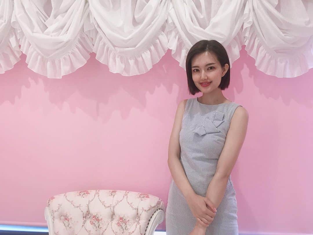 のインスタグラム：「美容医療のお得なチケットがたくさんある#キレイパス を利用して 、#北浜ローズガーデンクリニック でジェネシスを受けてきました♡ ピンクとお花に囲まれた可愛い空間🥺💐 ジェネシスは毛穴やニキビ跡、薄いシミに効果的なコラーゲンの生成を促すレーザー治療です✨ 毎日スキンケアは念入りに心がけていますが、自分でのケアは限界を感じていたので🥺(アラサーになり20代前半と同じことをしていちゃダメだなーと。あとは出産後シミが目立ちはじめました😭) サプリも色々飲んでいますが継続してやっと効果が出て来たかな？という感じで、即効性を求めるとやっぱり美容医療頼みとの結論に🙏 当日はもちろん次の日から化粧ノリが全然違うし、たった15分の治療でかなり効果を感じました😂❤️ * またみなさんのおすすめ教えてください🥺 (女子会の話題はもっぱら美容が多いです。) #美容#アラサー#美容医療#美容好きな人と繋がりたい#しみ#ニキビ跡#レーザー治療」
