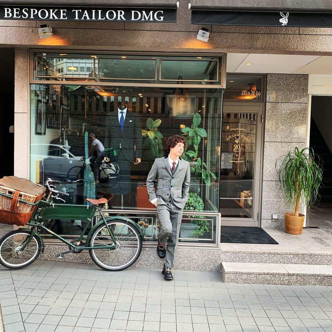 渡邊孝平さんのインスタグラム写真 - (渡邊孝平Instagram)「BESPOKE TAILOR DMGさんで オーダーメードスーツ作って貰いましたー♫最高の出来上がり嬉しい😆 ついでにCM風に。  #bespoketailor DMG #ビスポークテイラー  DMG #オーダースーツ #オーダー以上の仕上がり」7月12日 20時21分 - nabe2000