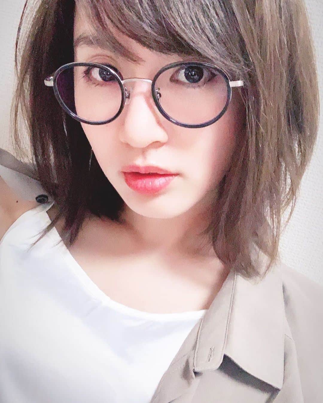浜田真衣のインスタグラム：「本当に好きなことって何だろう？ まだまだ探してる途中ですが✨ 探している中でたくさんの出会いがあって 気づけばたくさん宝物が増えました🌻  これからも たくさん見つけていこうと思います✨  そんな中、ランキング投票の 再開が決定しました♡  7/15～7/31📮 MONA公式HPにて！ 必ず3位以内に入ると決めて 走ってきた日々は、私にとって 忘れられない宝物になりました✨  また挑戦できることが 楽しみで仕方ない✨ 必ず、必ず達成します☘  MONA公式HPは、7/13公開予定です🌸 もう少し待っててね✨  #メガネコーデ #メガネ好き #夏コーディネート #夏コーデ2019 #ふぁっしょん #ふぁっしょんこーで #眼鏡 #おしゃれさんと繋がりたい #ふぁっしょんこーで #ファッションコーディネート #instagood #instafashion #instalike #夏服ファッション#浜田真衣 #monaカフェ  ーーーーーーーーーーーーーー  宣伝🌸  Line@(ID):@bkj4113l  Twitterアカウント:@nna1317  SHOW ROOM:はまD部屋  MONA🌈:@mona_magazine  劇団MONA:@gekidan_mona  MONA映画: @jodame_movie」