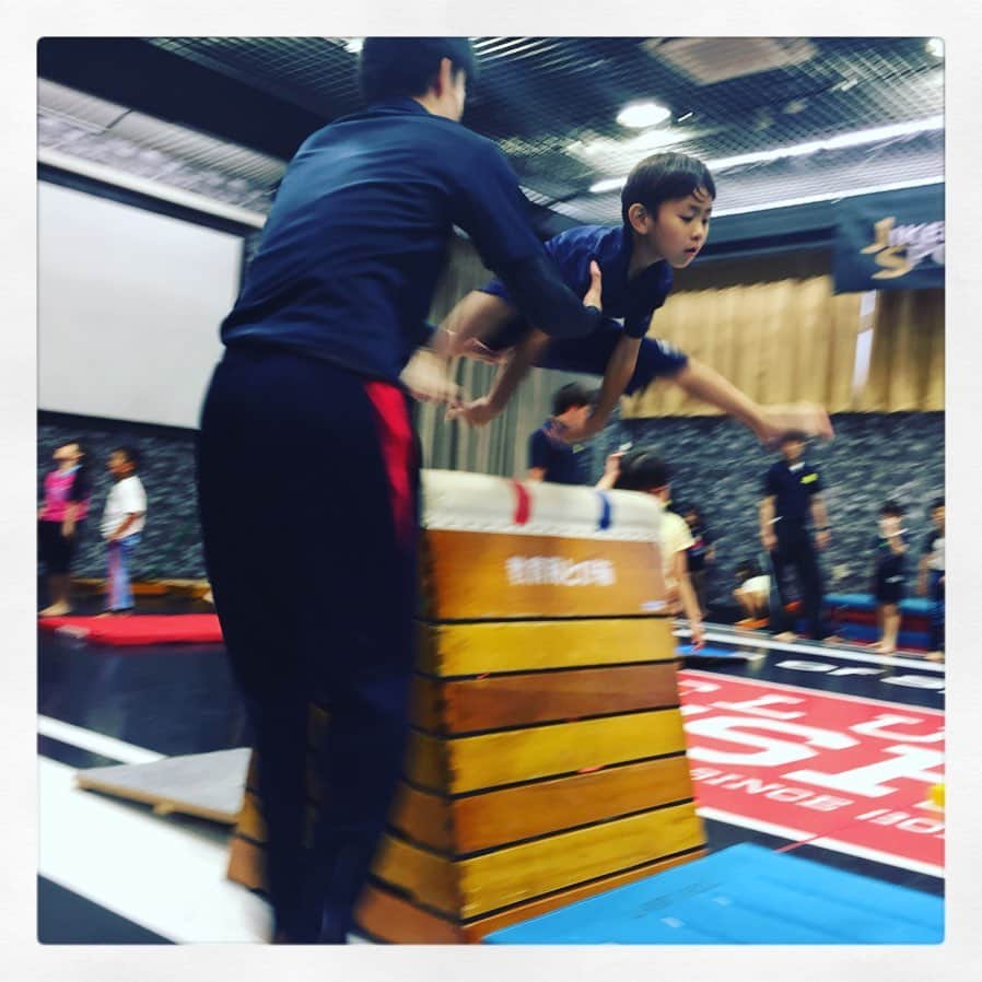東京スポーツ・レクリエーション専門学校さんのインスタグラム写真 - (東京スポーツ・レクリエーション専門学校Instagram)「信頼している先生がいるから 子ども達は  #跳び箱 を力一杯跳ぶことができます。  6段をひとりで跳べるようになるのももう少し！  #キッズスポーツインストラクター #東京スポーツレクリエーション専門学校 #体操教室は授業です #地域のお子さん達に体操指導 #子ども達に身体を動かす楽しさを伝えたい」7月12日 20時29分 - jikeitsr