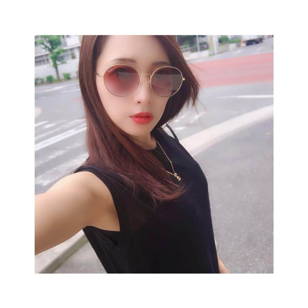 田丸あかりさんのインスタグラム写真 - (田丸あかりInstagram)「サングラス買ってもうた🌼 Ray-Banちゃん¨̮♡ . . ちょっと肌寒いけど 7月なったし二の腕解禁🌸 ますます引き締めなきゃ〜💪✨ . . #rayban #レイバン . #シャッター音  #なくて #顔 #まぬけ 🐷」7月12日 20時35分 - akari9559