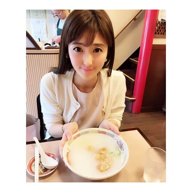 川口智美さんのインスタグラム写真 - (川口智美Instagram)「さゆと #横浜中華街 date🐼🎋 今年4月にオープンしたばかりの #AI を使ったエンターテインメント性のある #タピオカ 屋さん #答案 #ANSERTEA に行ってきました🍹  専用のスリーブに #願い事 を 記入すると、AIが内容を読み取り ドリンクの内蓋に願い事への アンサーを刻印してくれるんです！  私達へのメッセージが 衝撃的で、笑いが止まりませんでした😂✨ どゆことww 願い事をした後は、老舗のお粥屋さん #安記 で #牛肉お粥 を🐄 体が温まりました。  #はまっこ #横浜 #中華街 #中華街ランチ #タピる #タピ活 #中華街タピオカ #お粥 #chinatown #yokohamachinatown #tapioca #ansertea」7月12日 20時37分 - horipro_satomikawaguchi