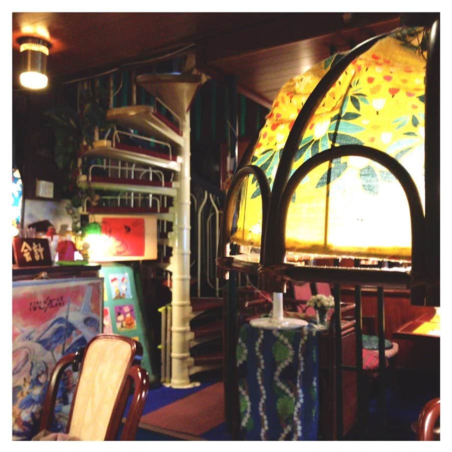 金城茉奈さんのインスタグラム写真 - (金城茉奈Instagram)「#私の喫茶店めぐり vol.6 三軒茶屋にある54年の歴史を持つ喫茶店「SEVEN」へ。☕︎ 外観からかなりレトロな雰囲気。 中に入るとジブリの作品やルパン三世の絵、ランプシェードがスヌーピーだったりと、カラフルな色合いのインテリアで個性的！！ お店は意外と奥行きがあってびっくりします。なんと螺旋階段もあり、2階席もあるとのこと☝︎ 私は安定のココアを。甘くない大人のココアな感じがしました。 お食事メニューも豊富で、オムライスやトースト、喫茶店セブン名物とも言われているオムナポも。三軒茶屋でレトロな雰囲気を味わいたい方は是非行ってみてくださいな(˘⌣˘) #セブン#seven#喫茶店#喫茶店巡り#純喫茶巡り#ココア#三軒茶屋#三茶散歩」7月12日 20時37分 - mn75aa