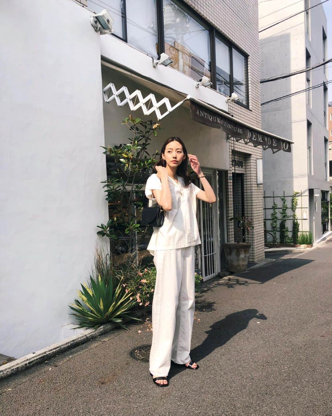 Shiho Sasakiのインスタグラム：「WHT×WHTのワントーンコーデ🦓 ボックスシルエットのシャツは後ろにタックが入っている立体的なシルエットが可愛い💕 店頭でも発売中のITEMだよ✨ コーデの詳細はストーリーのリンクから飛べます✈️ #MOUSSY#MOUSSYSNAP」