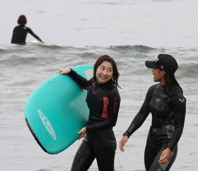 大村 奈央さんのインスタグラム写真 - (大村 奈央Instagram)「❤️ @roxysurfclub  会員の方へサーフィンスクールを開催しました。初めての方も、今まで立てなかった方も、全員波に乗れた🏄‍♀️🌺」7月12日 20時46分 - naoomura