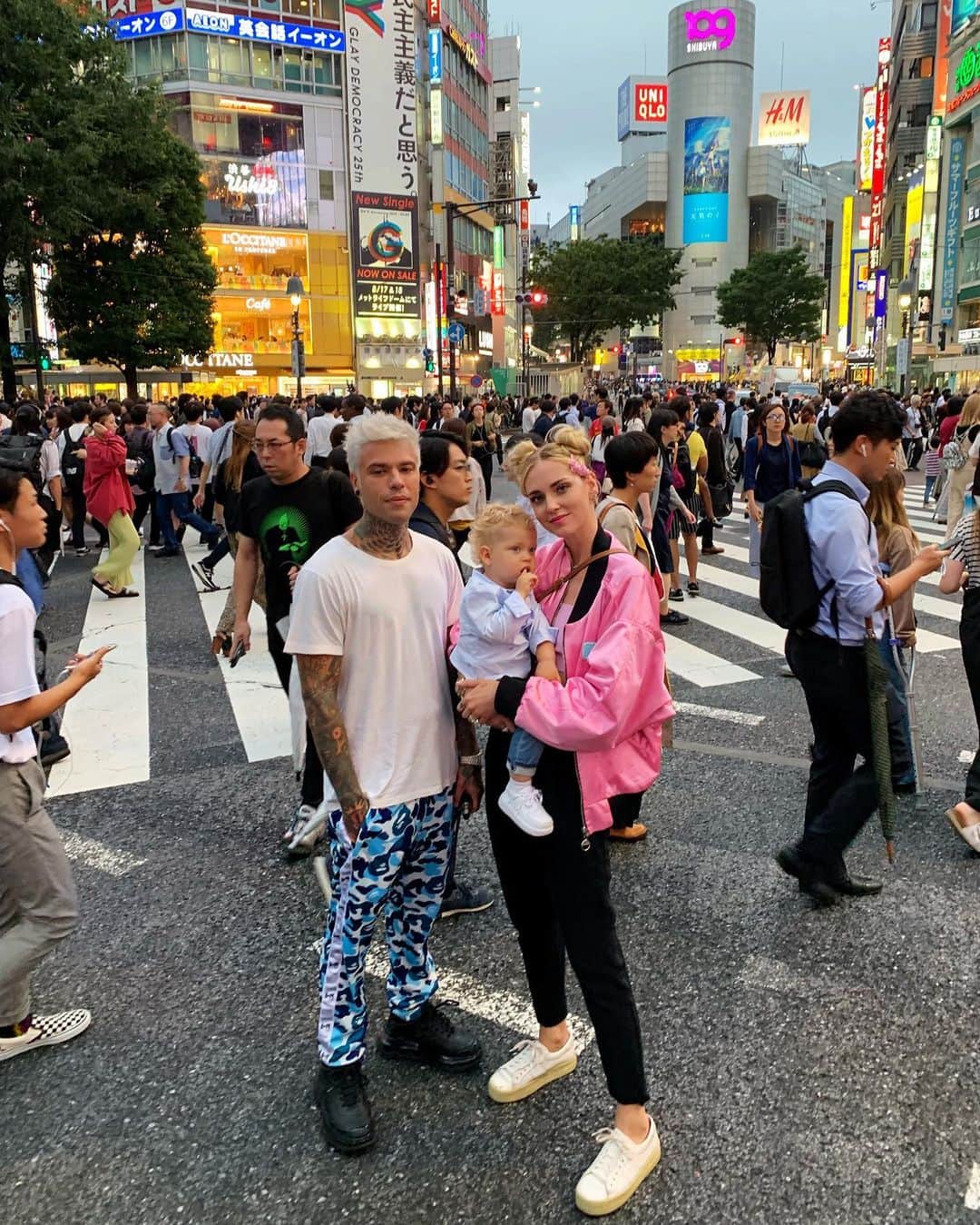 キアラ・フェラーニさんのインスタグラム写真 - (キアラ・フェラーニInstagram)「Shibuya crossing with the family 👪 #TheFerragnez」7月12日 20時47分 - chiaraferragni