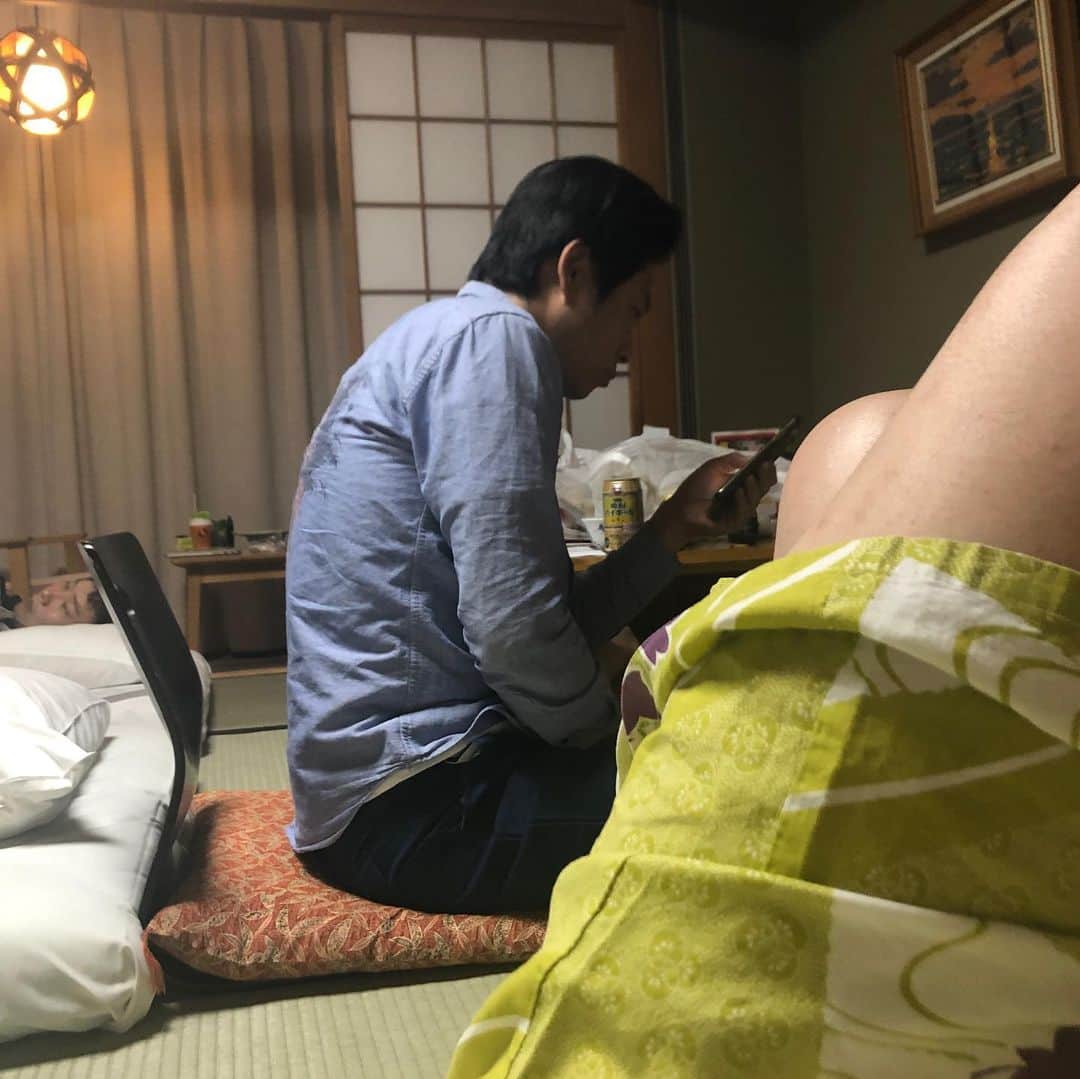 岡安章介さんのインスタグラム写真 - (岡安章介Instagram)「とあるロケしてきました。 本日も花巻温泉にて宿泊。 ななめ45°3人部屋です。 へやの雰囲気はもう社員旅行の3人です。 明日も撮影頑張ります！」7月12日 20時47分 - naname45okayasuakiyoshi