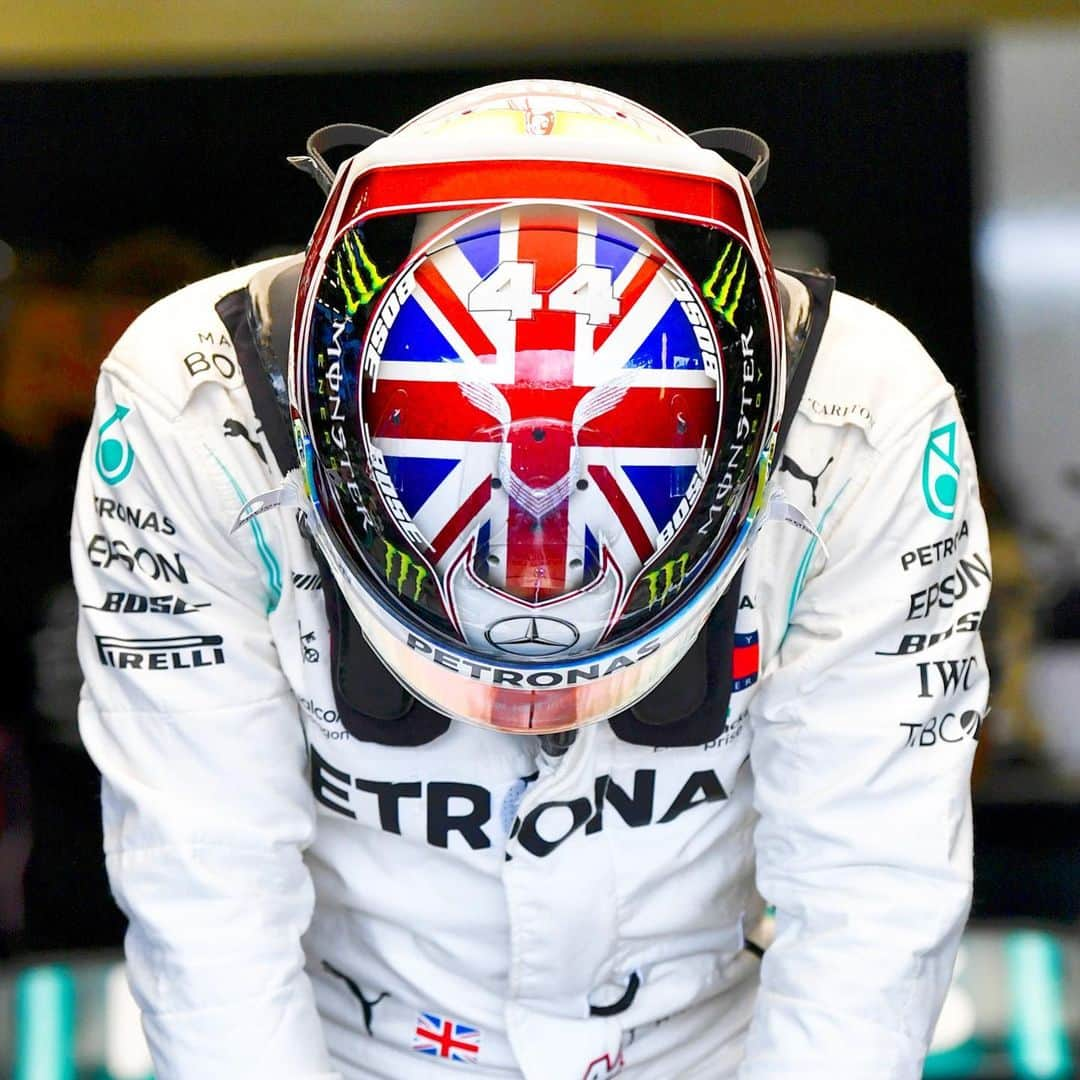 MERCEDES AMG PETRONASさんのインスタグラム写真 - (MERCEDES AMG PETRONASInstagram)「Rocking that red, white and blue 👌 Double-tap ❤️ and drop us a 😍 if you’re loving Lewis’ new #BritishGP lid! 🔥 • #MercedesAMGF1 #Mercedes #AMG #F1 #PETRONASmotorsports #LH44 @lewishamilton」7月12日 20時47分 - mercedesamgf1