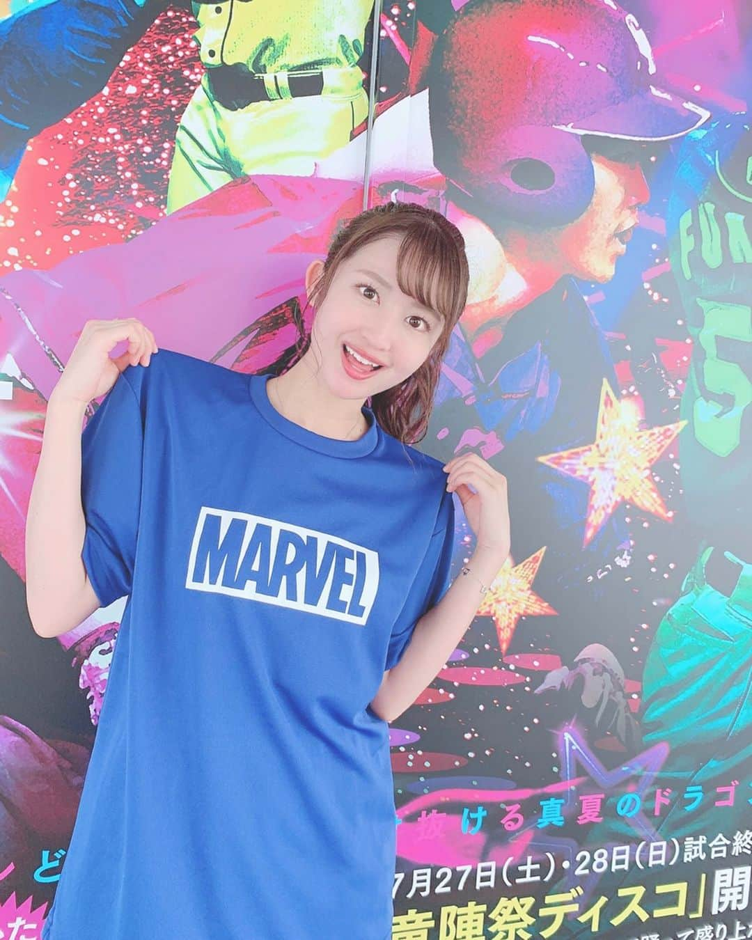 沢井里奈さんのインスタグラム写真 - (沢井里奈Instagram)「♡ . @baseball_girl_89 様から頂いた 日本プロ野球とMARVEL｢アベンジャーズ｣ オリジナルコラボグッズ💐💕💕 ありがとうございます😊❤️ . ドラゴンズブルーで、 袖にロゴも入ってて可愛い☺️💓💓 . サイズはXLサイズです👕✨ . . 夏の竜陣祭のビジュアルが めちゃめちゃかっこよかったです🥺❤️ ナゴヤドーム2ゲート横で撮りました📷🌹🌸 . #dragons #marvel #avengers #baseball #uniform #ootd #coordinate #fashion #instagood #instagramjapan #japanesegirl #girls #日本プロ野球 #中日ドラゴンズ #中日 #ドラゴンズ #マーベル #アヴェンジャーズ #アヴェンジャーズ #映画 #コラボグッズ #オリジナルズグッズ #ドラゴンズ女子 #ユニフォーム #さわー野球 #沢井里奈」7月12日 20時51分 - sawairina