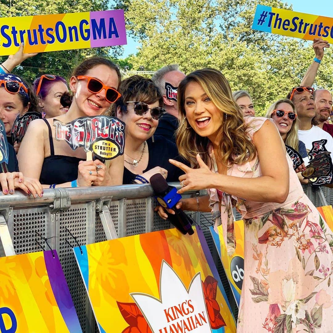 Good Morning Americaさんのインスタグラム写真 - (Good Morning AmericaInstagram)「HAPPY FRIDAY! @ginger_zee is ready for #TheStrutsOnGMA! 🎵」7月12日 20時52分 - goodmorningamerica