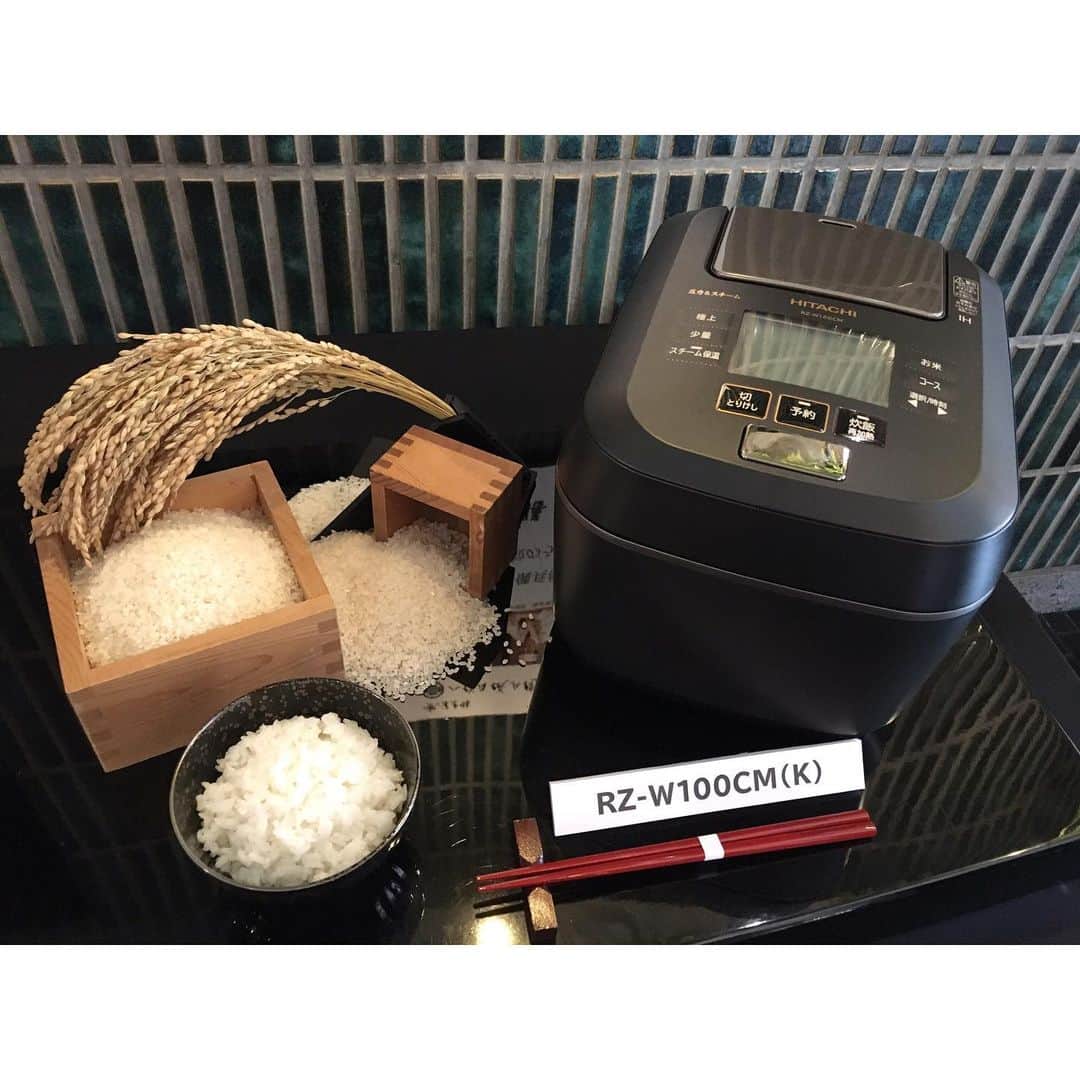 北澤 宏美さんのインスタグラム写真 - (北澤 宏美Instagram)「- 日立様よりオーブンレンジ、炊飯器の新製品体験会にお招きいただきました🙇🏻‍♀️ ———️————️————️————️———— 家電すきです！ すきですが いま家で使っているオーブンレンジ たくさんの素敵機能があるはずなのに おそらく一つも使っておらず、、 使い方わからずというか面倒くさくなってしまって😭 （説明書読まず捨ててしまうタイプ🤦🏻‍♀️ 似たような方いますように。。） ・ ・ 体験に行ってよかった ヘルシーシェフがこんなに簡単なんて😂 アプリをダウンロードすればスマホでピピッと📱 クックパッド（先生）殿堂入りレシピもオートメニューに搭載されているから メニューを選んで作り方チェックし 下ごしらえするくらいで ほんとあっという間にできちゃうんですっっ  ビックリしたのが「Wスキャン調理」 重さと温度を自動ではかってくれる神機能  分量に合わせて火加減おまかせ わたしのような適当も過ぎる分量でも レンジが重さをはかってくれるから 加熱し過ぎもの心配なし👏🏻 ・ がんばらなくてもおいしくできちゃう😆 今回はロールキャベツを作ったのだけど お鍋の時より煮崩れなく 見た目も綺麗にできました😁 ・ こんな簡単にできるのであれば 料理の勉強はそこそこに レンジの使い方を覚えた方がよさそうとも思ったり🥺  時短にもなるし、他の時間にも当てられるし もう一品増やせるね😁 ・ ・ デザインもスマートで美しい存在感 中のテーブルプレートは外して洗えるよ 汚れがわかりやすいようにレンジ内は白 これなら掃除もラクだし清潔に保てていい けっこう汚れるんだよね、、🥴 ・ ・ ごはんもおいしかった 「ふっくら御膳」で炊いたもので 京都、米料亭の老舗 八代目儀兵衛さんが認めた 「外硬内軟」という炊き方でお米一粒一粒がよくわかり 噛むと甘みが伝わってくる🍚 蒸気カットだから置き場所に困らないのも うれしいポイント ・ ・ ああ、もう、この２つセットで欲しいなあ（´-`）.｡oO 心の声🌿 ・ ・ #日立 #HITACHI#ヘルシーシェフ #オーブンレンジ #ふっくら御膳 #炊飯器 #家電 #家電調理#キッチン家電#cooking#pr」7月12日 20時56分 - romihy58