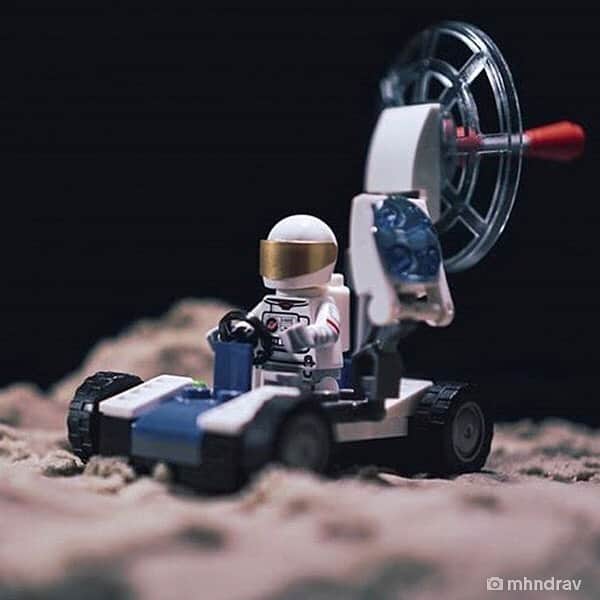 LEGOさんのインスタグラム写真 - (LEGOInstagram)「Floating into the weekend like… 👩‍🚀👨‍🚀 Thanks to @mhndrav for the awesome 📸」7月12日 20時56分 - lego