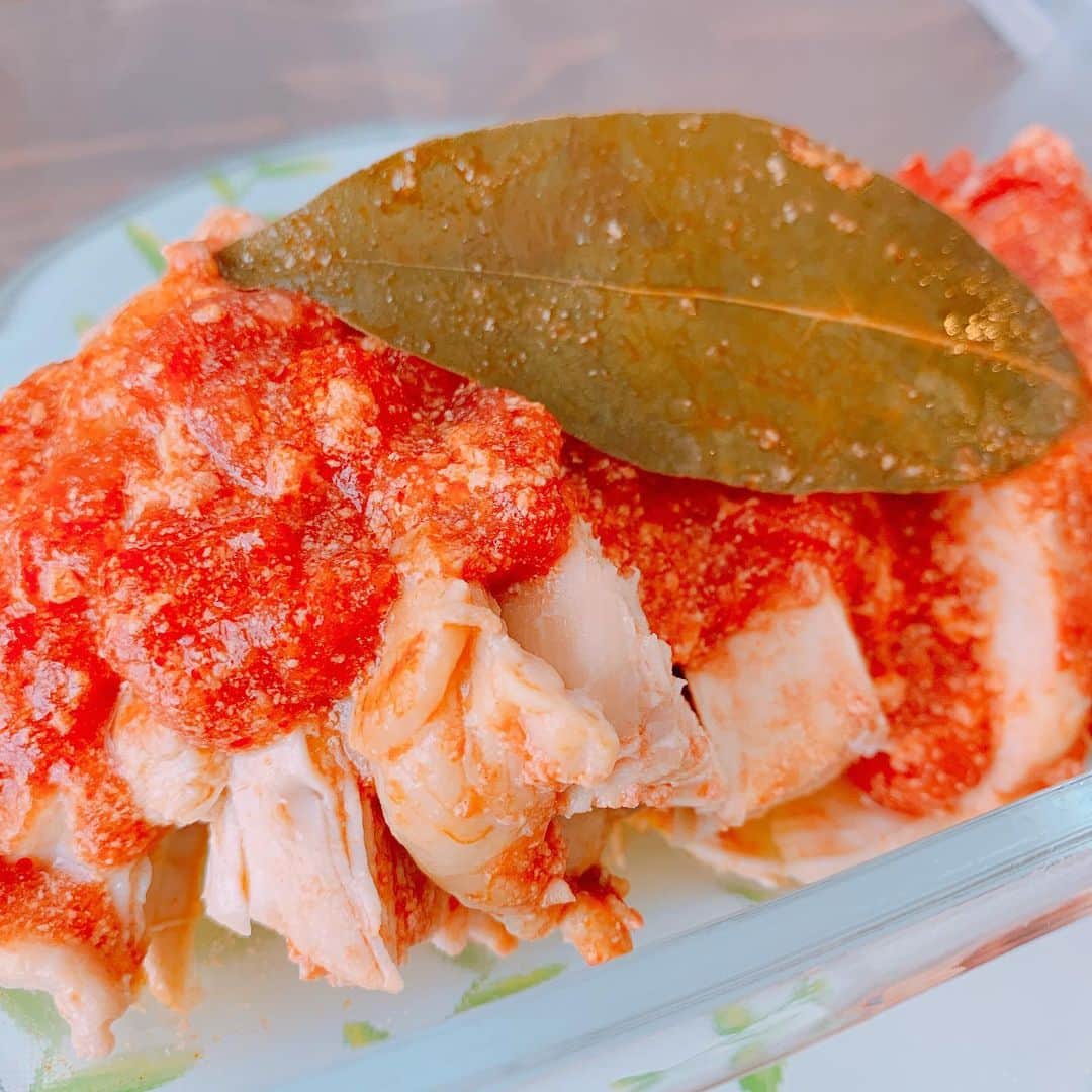 のインスタグラム：「🍳 1.チキンのトマト煮〜炊飯器で〜 いつの日か作った感動作 これは本当に美味しい 無限に食べられる 豆乳入れてよかったかも🤭 ， 2.なすのドライカレー〜味玉のせ〜 以前載せたドライカレーのなすver. カレーって何でこんなに美味しいの？ 味玉はチャーシュー作った時の余ったタレに漬け込んだよ😍天才 ， 3.中華丼のあん かた焼きそばにも掛けたい！！ 掛けたい！！掛けたい！！掛けたい！！ 冷凍シーフドミックスがいい味出してるぅ そしてウズラの卵は10個入れました💓 ， 4.トマトときくらげの卵炒め みじん切りのネギを大量に入れるのが好き ネギって何でこんなに美味しいんだろう ささっと作れていいオカズになる いつもは鶏ガラの素だけど、 今回はオイスターソースで味付けしたよ✌️ ， 5.落合家直伝『焼きなす』 落合さんに美味しいナスの食べ方教えてって聞いて秒で作ったなす料理！ 多めのごま油かオリーブオイルで、薄く切ったなすを揚げるように両面焼いて、 お皿に盛り付けたらすぐさま鰹節と醤油をぶわーーっとかけて、 ご飯にパイルダーオン！！！！！ それを口に放り込む！！！！！！ これが落合さんの一番好きな食べ方らしいです☺️🍆 ， 6.ハムとキャベツのオムレツinチーズin 何で作ったのか思い出せない。。。 けど、失敗したやつをラーメンにのせて食べたことは覚えてる🤓 チーズ本当に入ってたかな… ， 7.椎茸と人参の炊き込みご飯 味付けは醤油とかみりんとかよくある味付けをしたと思う(笑) もう記憶曖昧😂 いつも作った料理10枚分の写真集めたらインスタにまとめて載せるのですが、 最近は作るものがだんだんパターン化してきてなかなか集まらず、 最古の料理の記憶が遠い~~♪ ， 次の料理を待て！ #トマト缶 #炊飯器レシピ #鶏肉レシピ #ナス料理 #ドライカレー #シーフードミックス #きくらげ #りかちまる飯」