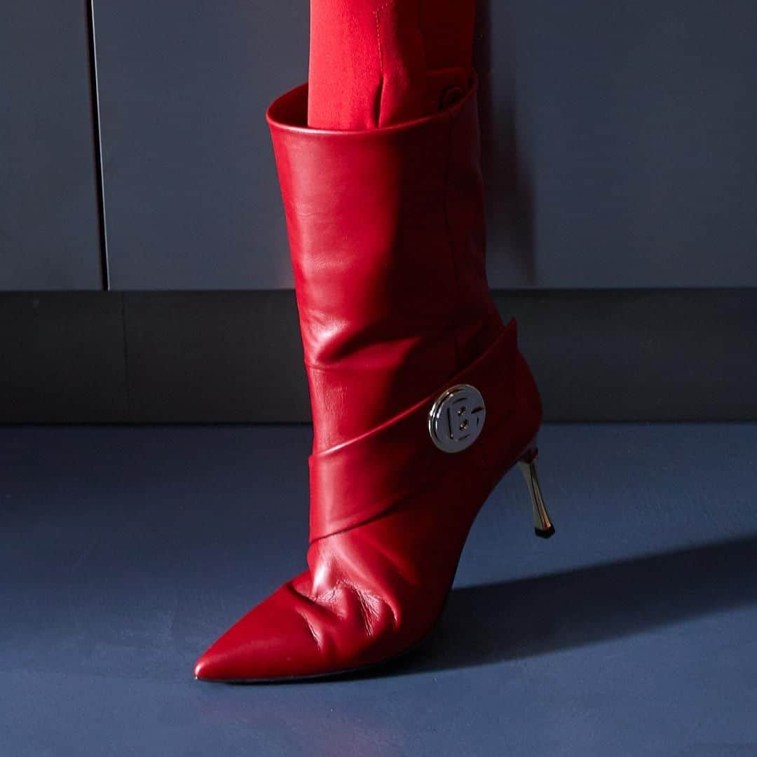 バルディニーニさんのインスタグラム写真 - (バルディニーニInstagram)「Bright with our red ankle boots with gold monogram.  #Baldinini #shoesmyway #italianattitude #madeinitaly #urban #ootd #urbanstyle」7月12日 21時00分 - baldininiofficial