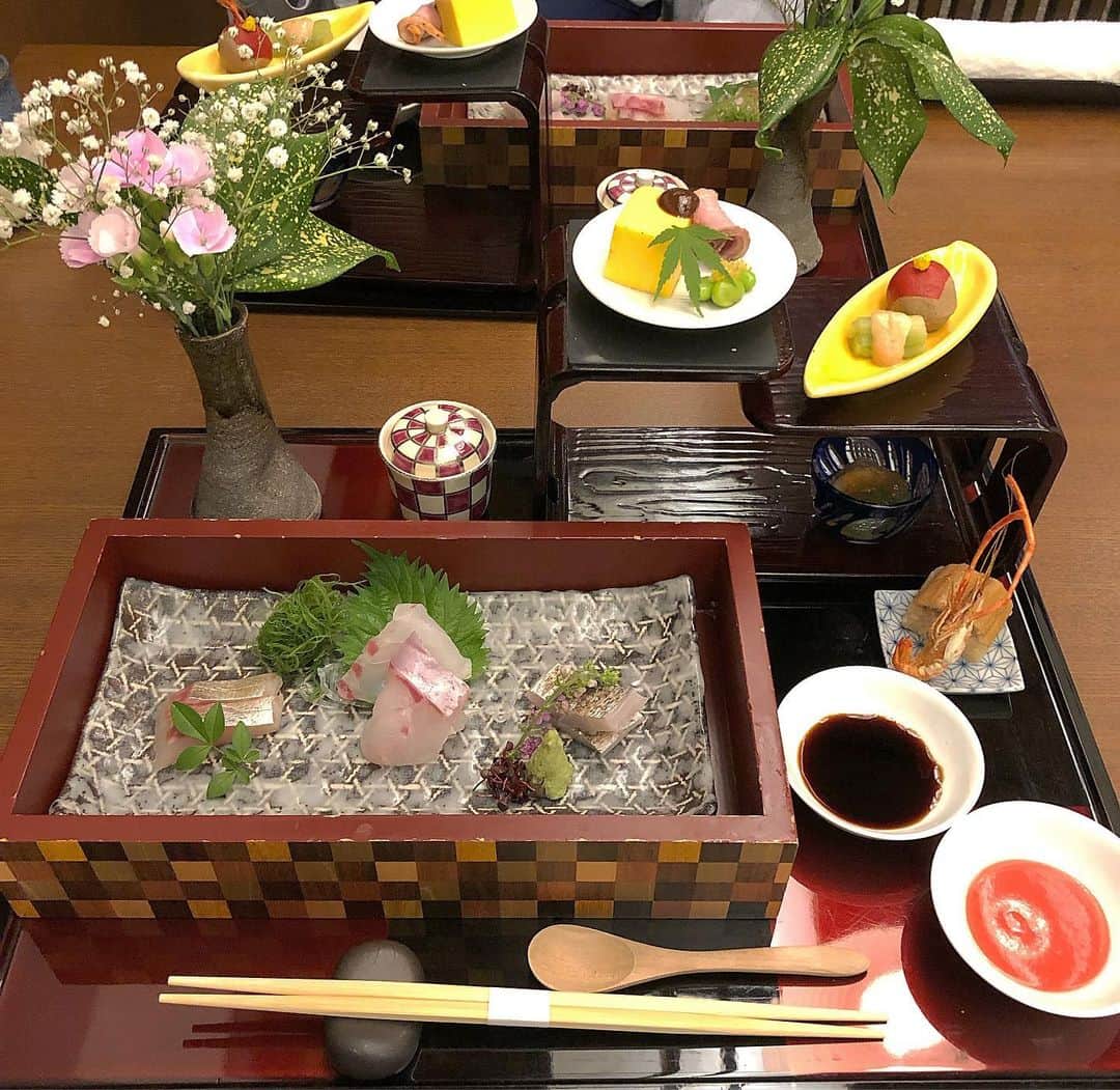 工藤はるかさんのインスタグラム写真 - (工藤はるかInstagram)「ㅤㅤㅤㅤㅤㅤㅤㅤㅤㅤㅤㅤㅤ やっとこれた 星野リゾート 界 箱根🌿 @ami_ishii_ とふたり旅❤︎ 界タビという20代限定プランで来ました👭 ㅤㅤㅤㅤㅤㅤㅤㅤㅤㅤㅤㅤㅤ あぁ.. 癒しだ.. 到着してすぐに あじさいかき氷のサービスが🍧 ㅤㅤㅤㅤㅤㅤㅤㅤㅤㅤㅤㅤㅤ あと、最近気付いたのだけど わたし大きい窓がすきみたいで (公共の施設とかマンションとか) このお部屋も大きい窓から一面緑が見えて 入った瞬間のテンションの上がりようったら。 ㅤㅤㅤㅤㅤㅤㅤㅤㅤㅤㅤㅤㅤ 今日から満室だそうですが とっても静かなのが不思議😪 ㅤㅤㅤㅤㅤㅤㅤㅤㅤㅤㅤㅤㅤ このあとは温泉にゆっくり浸かってきます〜〜 至福だ🥺🧡 ㅤㅤㅤㅤㅤㅤㅤㅤㅤㅤㅤㅤㅤ #har_trip #星野リゾート #hoshinoresorts #界 #kai #界箱根 #kaihakone #pr #界タビ20s #kaitabi20s  ㅤㅤㅤㅤㅤㅤㅤㅤㅤㅤㅤㅤㅤ」7月12日 21時03分 - har_326