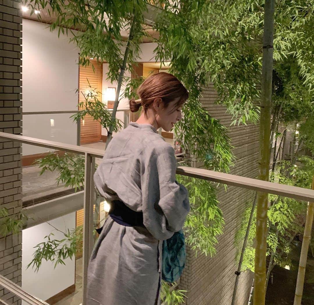 工藤はるかさんのインスタグラム写真 - (工藤はるかInstagram)「ㅤㅤㅤㅤㅤㅤㅤㅤㅤㅤㅤㅤㅤ やっとこれた 星野リゾート 界 箱根🌿 @ami_ishii_ とふたり旅❤︎ 界タビという20代限定プランで来ました👭 ㅤㅤㅤㅤㅤㅤㅤㅤㅤㅤㅤㅤㅤ あぁ.. 癒しだ.. 到着してすぐに あじさいかき氷のサービスが🍧 ㅤㅤㅤㅤㅤㅤㅤㅤㅤㅤㅤㅤㅤ あと、最近気付いたのだけど わたし大きい窓がすきみたいで (公共の施設とかマンションとか) このお部屋も大きい窓から一面緑が見えて 入った瞬間のテンションの上がりようったら。 ㅤㅤㅤㅤㅤㅤㅤㅤㅤㅤㅤㅤㅤ 今日から満室だそうですが とっても静かなのが不思議😪 ㅤㅤㅤㅤㅤㅤㅤㅤㅤㅤㅤㅤㅤ このあとは温泉にゆっくり浸かってきます〜〜 至福だ🥺🧡 ㅤㅤㅤㅤㅤㅤㅤㅤㅤㅤㅤㅤㅤ #har_trip #星野リゾート #hoshinoresorts #界 #kai #界箱根 #kaihakone #pr #界タビ20s #kaitabi20s  ㅤㅤㅤㅤㅤㅤㅤㅤㅤㅤㅤㅤㅤ」7月12日 21時03分 - har_326