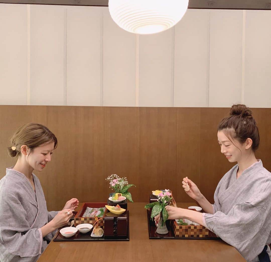 工藤はるかさんのインスタグラム写真 - (工藤はるかInstagram)「ㅤㅤㅤㅤㅤㅤㅤㅤㅤㅤㅤㅤㅤ やっとこれた 星野リゾート 界 箱根🌿 @ami_ishii_ とふたり旅❤︎ 界タビという20代限定プランで来ました👭 ㅤㅤㅤㅤㅤㅤㅤㅤㅤㅤㅤㅤㅤ あぁ.. 癒しだ.. 到着してすぐに あじさいかき氷のサービスが🍧 ㅤㅤㅤㅤㅤㅤㅤㅤㅤㅤㅤㅤㅤ あと、最近気付いたのだけど わたし大きい窓がすきみたいで (公共の施設とかマンションとか) このお部屋も大きい窓から一面緑が見えて 入った瞬間のテンションの上がりようったら。 ㅤㅤㅤㅤㅤㅤㅤㅤㅤㅤㅤㅤㅤ 今日から満室だそうですが とっても静かなのが不思議😪 ㅤㅤㅤㅤㅤㅤㅤㅤㅤㅤㅤㅤㅤ このあとは温泉にゆっくり浸かってきます〜〜 至福だ🥺🧡 ㅤㅤㅤㅤㅤㅤㅤㅤㅤㅤㅤㅤㅤ #har_trip #星野リゾート #hoshinoresorts #界 #kai #界箱根 #kaihakone #pr #界タビ20s #kaitabi20s  ㅤㅤㅤㅤㅤㅤㅤㅤㅤㅤㅤㅤㅤ」7月12日 21時03分 - har_326