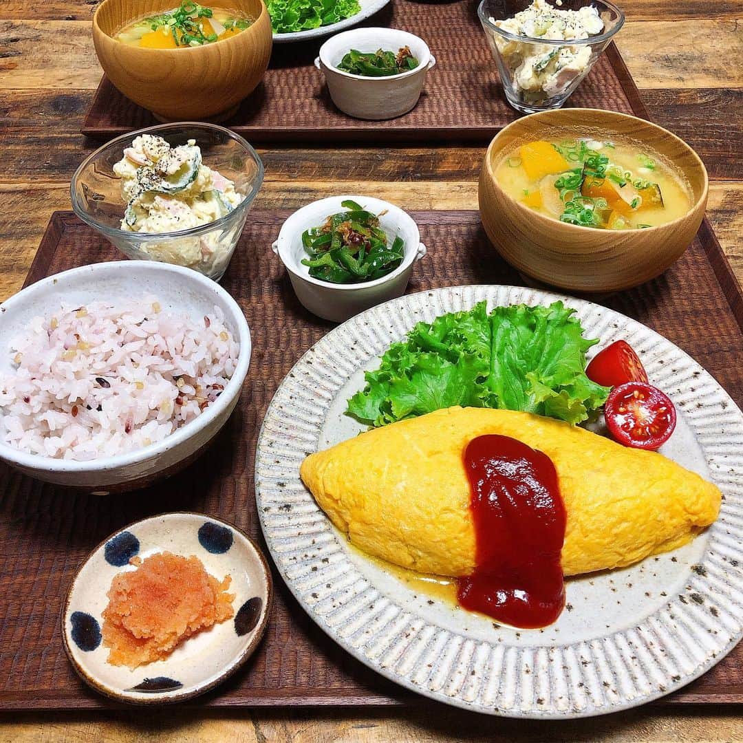 chaako ちゃあこのインスタグラム：「2019.7.12 * * 今日の晩御飯٩(๑❛ᴗ❛๑)۶ * ＊ひき肉オムレツ ＊ポテトサラダ ＊ピーマンのおかか炒め ＊明太子 ＊南瓜と玉葱のお味噌汁 ＊雑穀米入りごはん * でした(๑´ڡ`๑) * 今日はかなり久しぶりにオムレツ。 夫が大好きなひき肉入りのオムレツです(๑′ᴗ‵๑) * 久しぶりに作ったけど…美味しかった♡ ひき肉は私は合挽きミンチを使用。 * あとは玉葱と人参も一緒に炒めて、塩胡椒、黒胡椒、ナツメグ少しで炒めて卵で巻くだけ。 * 卵には牛乳と塩、少しだけお砂糖も入れてます。 * 卵は泡立て器でしっかりと混ぜておくと、巻く時に破れにくくなりますよ(*´ｰ`*)ﾉ * * * 昨日の深キョンのドラマ #ルパンの娘 * 予想以上に面白かったー(*≧∀≦) * 深キョンも相変わらず可愛いし… 何であんなにずっと可愛いんだろ…(* ´艸｀) #摩訶不思議 * * *」