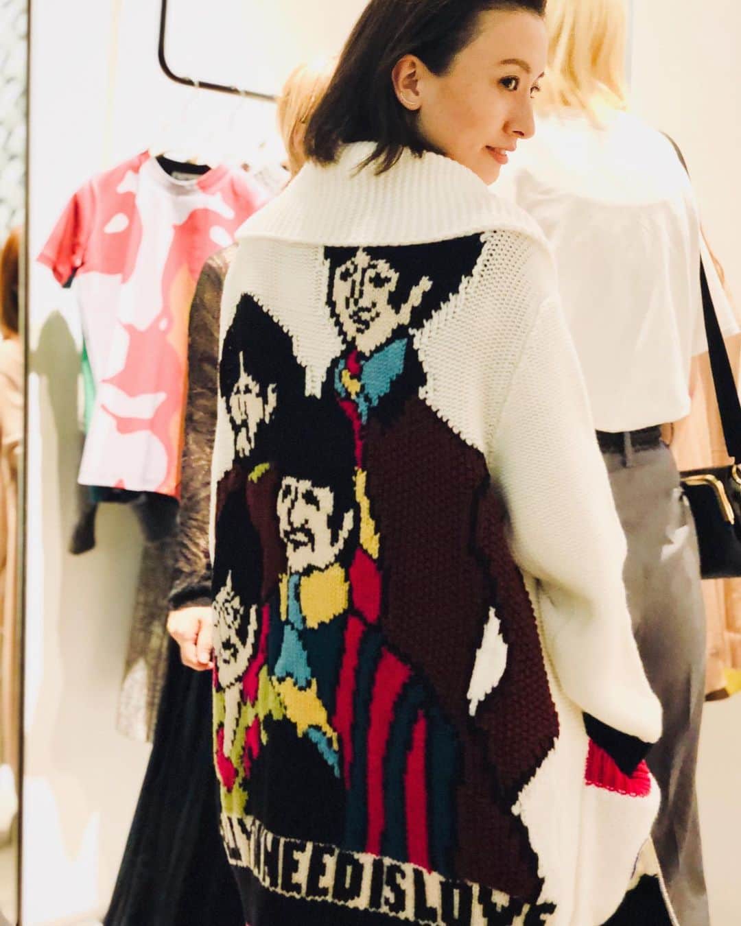 のインスタグラム：「ALL YOU NEED IS LOVE ステラのカプセルコレクションがビートルズ。 これは欲しすぎ… 明日からステラ マッカートニー青山店で先行販売💸 #StellaMcCartneyxTheBeatles #TheBeatles #YellowSubmarine」