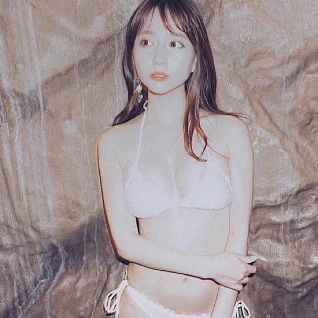 堀尾実咲のインスタグラム：「👼🌴 #サマーランド #ナイトプール  #2枚目はＴシャツにプリントされてそうな斬新な1枚」