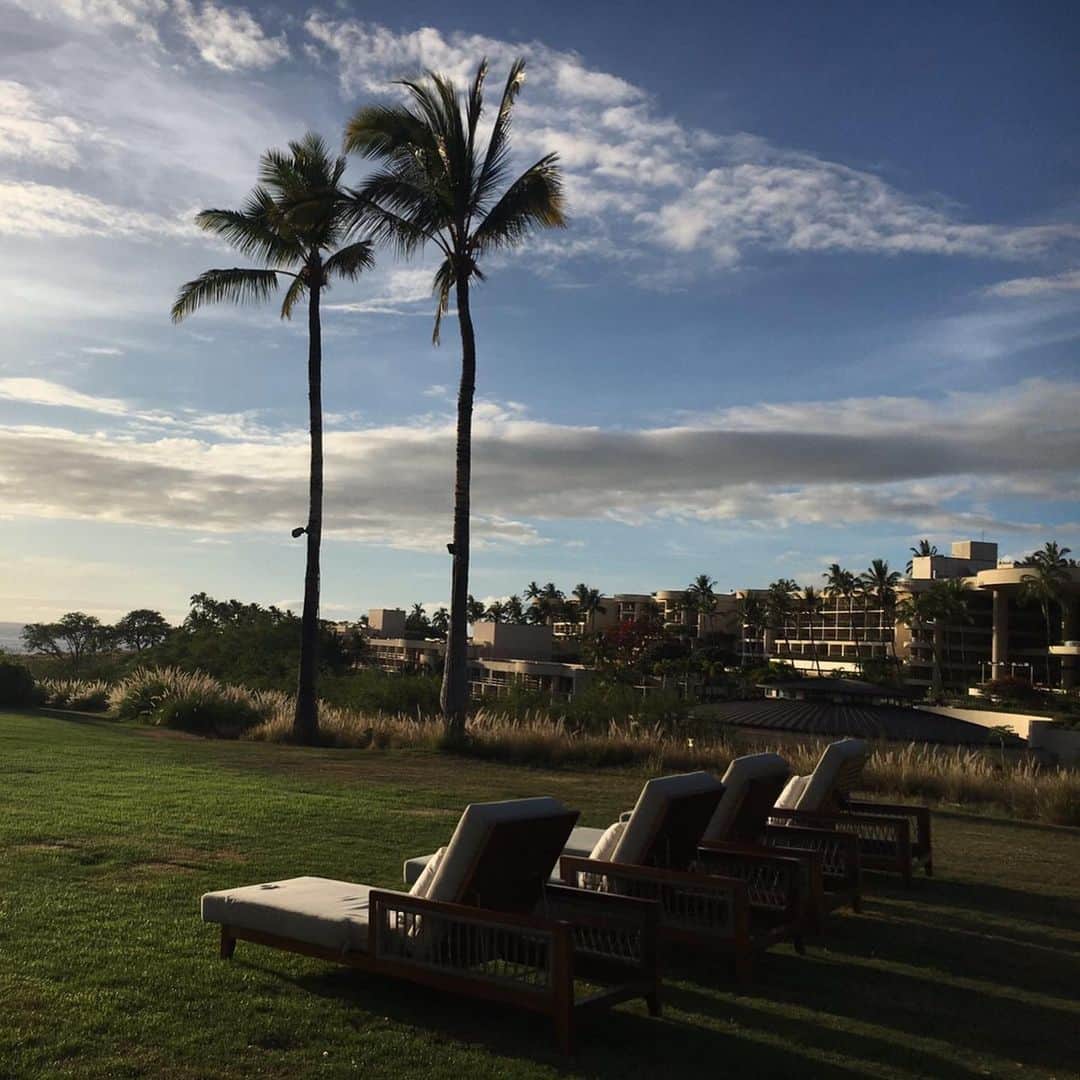 芦田桂子さんのインスタグラム写真 - (芦田桂子Instagram)「ココロもカラダもRelax Smile 😊  JAL Hawai島 グランピングPVのロケ地 『The Westin Hapuna Beach Resort 』 サービスもロケーションも最高のホテルでした！ ✴︎ 目の前は美しいビーチ＆プール、山側には整備された美しいゴルフ場があったり至れり尽くせり✨ 次回ハワイ島に遊びに行ったら迷わずこちらへ宿泊したいな⛳️ ✴︎ 個人的にオアフ島も好きだけど大自然が残るハワイ島が好き ゴツゴツした溶岩の塊から荒々しい地球の鼓動を感じられるところと ハワイ島一高いマウナケアの山頂からは手が届くんじゃないかと思うくらい満点の星空はココロの深いところから感動して自然と涙が溢れます🥺 ✴︎ 私もJALユーザー✈️ コナまでの直行便は嬉しい！ ご家族、カップルで是非、遊びに行って欲しいな🌺 ✴︎ #jal  #jalhawaii  #ハワイ島 #グランピング #ラグジュアリーリゾート  #ウエスティンホテル #美しいロケーション  #ノエルちゃんのうたた寝かわいい #トレインチャンネル #model #芦田桂子」7月12日 21時26分 - keiko_ashida