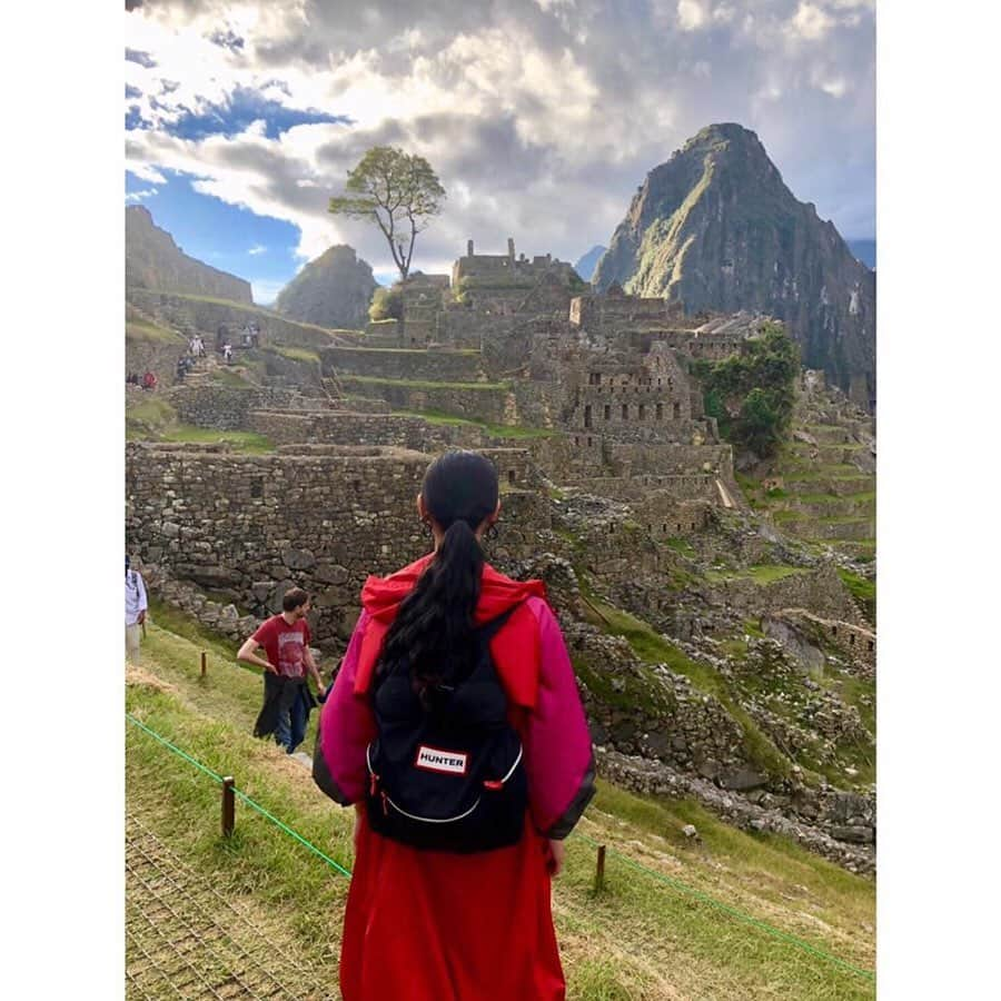 朝日放送「朝だ！生です旅サラダ」さんのインスタグラム写真 - (朝日放送「朝だ！生です旅サラダ」Instagram)「@edayuri_official 16世紀ここに暮らしていた 500人ほどの人たちは、忽然と姿を消しました。 その後1911年にアメリカの学者 ハイラム・ビンガムが発見するまで #マチュピチュ は400年近く、忘れ去られていたのです。 . 謎の空中都市マチュピチュ もちろん見るだけでも物凄く感動しましたが 遺跡の中を実際に歩いてみて いろいろなお話を聞くと、 よりマチュピチュを好きになり、興味をもち #ロマンたっぷり のマチュピチュに また来たいと思いました☺️😊🥺♥️ _ #謎に包まれた都市 #天空遺跡 #高度な文明 #また来たい #MachuPicchu #南米 #ペルー #Peru _ #ABCテレビ #朝日放送テレビ #生放送 #土曜朝 #8時 #朝だ生です旅サラダ #旅サラダガールズ #江田友莉亜  #海外 #旅 #travel #trip」7月12日 21時21分 - tabisalad