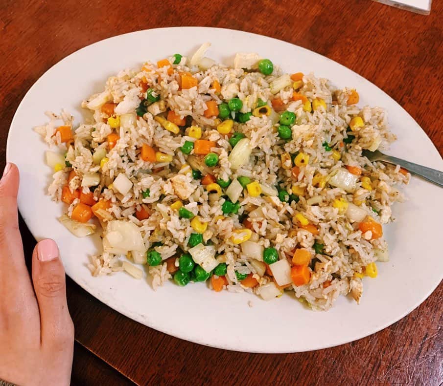 LINA（吉村リナ）さんのインスタグラム写真 - (LINA（吉村リナ）Instagram)「Missing Asian food these days...🤤 ⠀⠀ この頃は、アジアンフードがすごく食べたくなる!!! この中華チャーハンも最高に美味しかった🤤🙏 ⠀⠀ でも特に和食は、やっぱり色々な意味で本当に素晴らしすぎると改めて感じます…🙏味噌煮込みと寿司巻きとひじきと納豆ご飯と枝豆が今とても恋しいです🤣🍚🇯🇵💗 PS. #アメブロ更新しました💗 〜私の１日ブログ・メルボルン〜」7月12日 21時22分 - lina3336