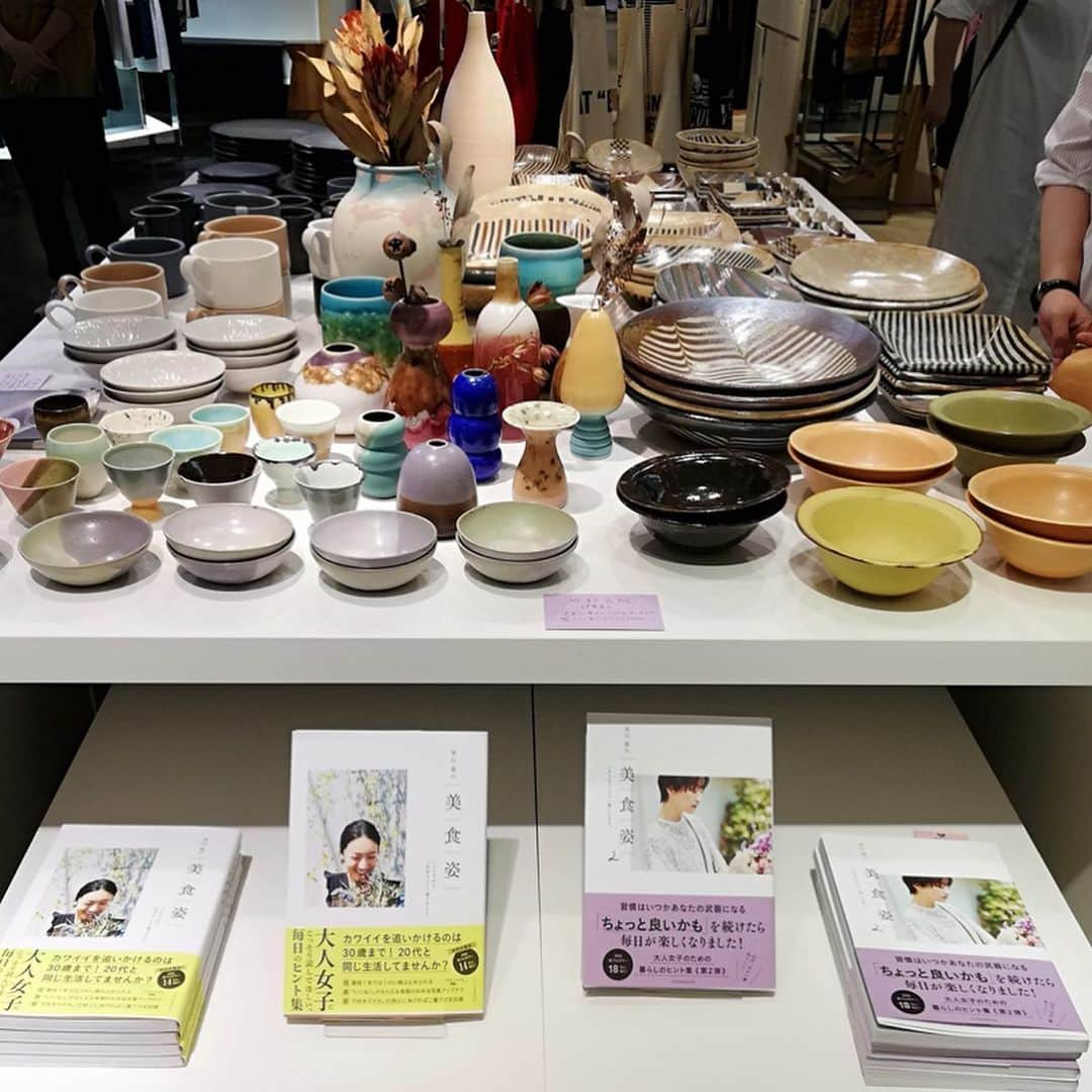 KOZLIFEさんのインスタグラム写真 - (KOZLIFEInstagram)「【高山都の美・食・姿展】 池袋西武本店にて開催中の「高山都の美・食・姿」展。今回のテーマは「Summer Vacation」！前回に引き続きKOZでおなじみのSTIIK(箸）とEnaプレートをご紹介いただいております〜♬ 店頭には高山さんセレクトの可愛い雑貨や食品が沢山！ 今週末や週明けには高山さんご本人 @miyare38 が店頭にいらっしゃる日も増えるそう。お時間がありましたら是非お立ち寄りくださいませ〜。 . 池袋西武本店3階/4階: 〜7/23（火）まで ※STIIKなど、食器や雑貨は3階です。 4階はアパレルやアクセサリーです。 . ◎商品は当店トップページのバナーorプロフィールのURLからどうぞ。 ▶︎ @kozlife_tokyo .  #KOZLIFE #japan #LoveFoodLoveLife#Interior #instahome #instagood#instajapan #foodporn #instafood#foodstagram #foodlover #delistagrammer #cookingram #kitchen #stiik#キッチン #クッキングラム #箸 #和食器 #高山都#高山都の美食姿」7月12日 21時23分 - kozlife_tokyo