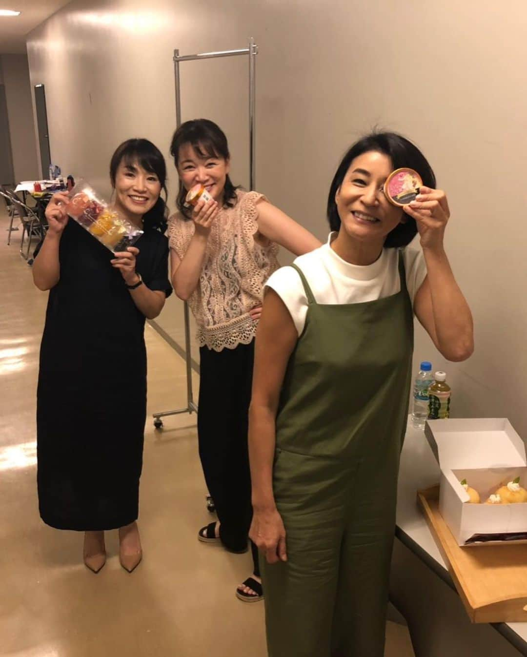 高嶋ちさ子さんのインスタグラム写真 - (高嶋ちさ子Instagram)「#50代のコーディネート 誰も興味ないと思うけど、昨日の「ザワつく」の収録でスタイリングしてもらった服が、ノッポさんみたいで気に入って、買っちゃった。で、今日着て来ちゃった オールインワン#urbanresearch  白ティー #drawingnumbers  チェーンウォレット #chanel  サンダル #hermes  楽器ケース #bam 福岡県中間市にて 楽屋にはキャラ弁！ありがとうございます そしていつものアイスクリーム！&桃ケーキ！！ めっちゃ美味しい腹一杯過ぎて、ドレスパンパンでした。  コンサートではチェロの江口がめっちゃ調子に乗って、最後全然違う音弾きやがった！」7月12日 21時24分 - chisakotakashima