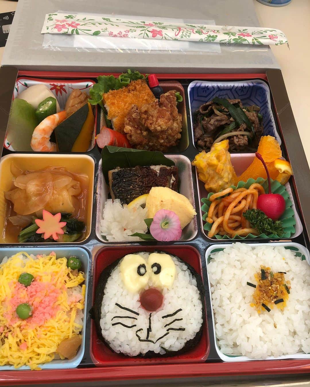 高嶋ちさ子さんのインスタグラム写真 - (高嶋ちさ子Instagram)「#50代のコーディネート 誰も興味ないと思うけど、昨日の「ザワつく」の収録でスタイリングしてもらった服が、ノッポさんみたいで気に入って、買っちゃった。で、今日着て来ちゃった オールインワン#urbanresearch  白ティー #drawingnumbers  チェーンウォレット #chanel  サンダル #hermes  楽器ケース #bam 福岡県中間市にて 楽屋にはキャラ弁！ありがとうございます そしていつものアイスクリーム！&桃ケーキ！！ めっちゃ美味しい腹一杯過ぎて、ドレスパンパンでした。  コンサートではチェロの江口がめっちゃ調子に乗って、最後全然違う音弾きやがった！」7月12日 21時24分 - chisakotakashima