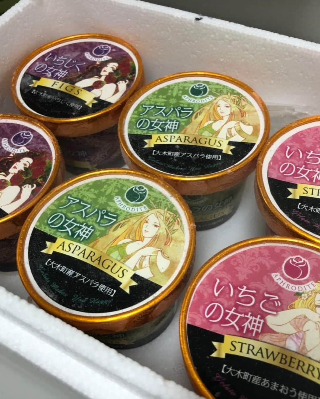 高嶋ちさ子さんのインスタグラム写真 - (高嶋ちさ子Instagram)「#50代のコーディネート 誰も興味ないと思うけど、昨日の「ザワつく」の収録でスタイリングしてもらった服が、ノッポさんみたいで気に入って、買っちゃった。で、今日着て来ちゃった オールインワン#urbanresearch  白ティー #drawingnumbers  チェーンウォレット #chanel  サンダル #hermes  楽器ケース #bam 福岡県中間市にて 楽屋にはキャラ弁！ありがとうございます そしていつものアイスクリーム！&桃ケーキ！！ めっちゃ美味しい腹一杯過ぎて、ドレスパンパンでした。  コンサートではチェロの江口がめっちゃ調子に乗って、最後全然違う音弾きやがった！」7月12日 21時24分 - chisakotakashima