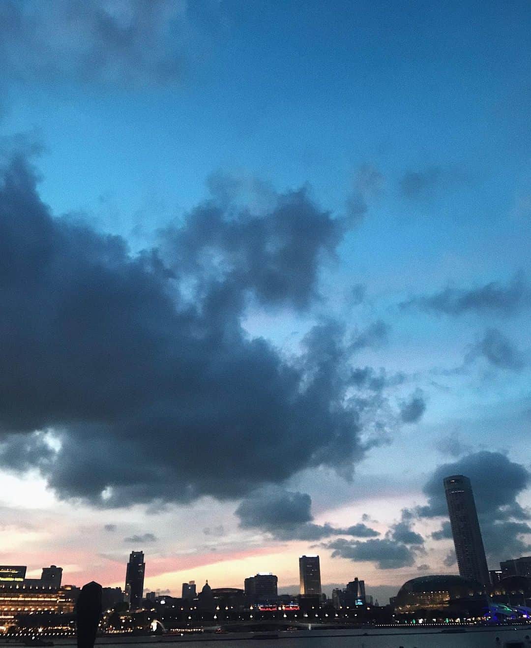Marumiのインスタグラム：「. Marina bay🌈 日本帰ってきたけど暇だから誰か遊ぼ . #Singapore  #marinabay」