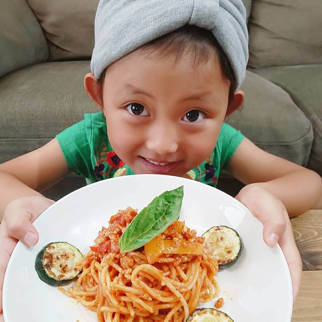 えりさんのインスタグラム写真 - (えりInstagram)「@topvaluofficial 🍝( 'ч'๑ )ŧ‹"ŧ‹" . . . 先週末は天気も残念だったので  なぁちゃんと一緒にランチの準備。 . 先日イオンで買い物してきたときに選んだ  トップバリュ グリーンアイオーガニックの  パスタソースとスパゲッティ、野菜を使って  なぁちゃん大好きなスパゲッティを作りました🍝♡ . . スパゲッティはオーガニックなのに手の届きやすい価格で  麺ももちもちで美味しかったしこれはリピ決定！おすすめ！！ パスタソースはトマト＆ガーリックが好みだったな😍 . . 今回の料理は私の方がお手伝いかも！っていうくらい  なぁちゃんが1人で頑張って作ってくれたよ🍳  どんどんやれることが増えていくのは  嬉しいような淋しいような🤭  確かなことはケンカの数だけは増えない方がいい← . . #スパゲッティ  #パスタソース  #トップバリュグリーンアイ  #グリーンアイPR  #myhappygreen」7月12日 21時34分 - chloerinrin