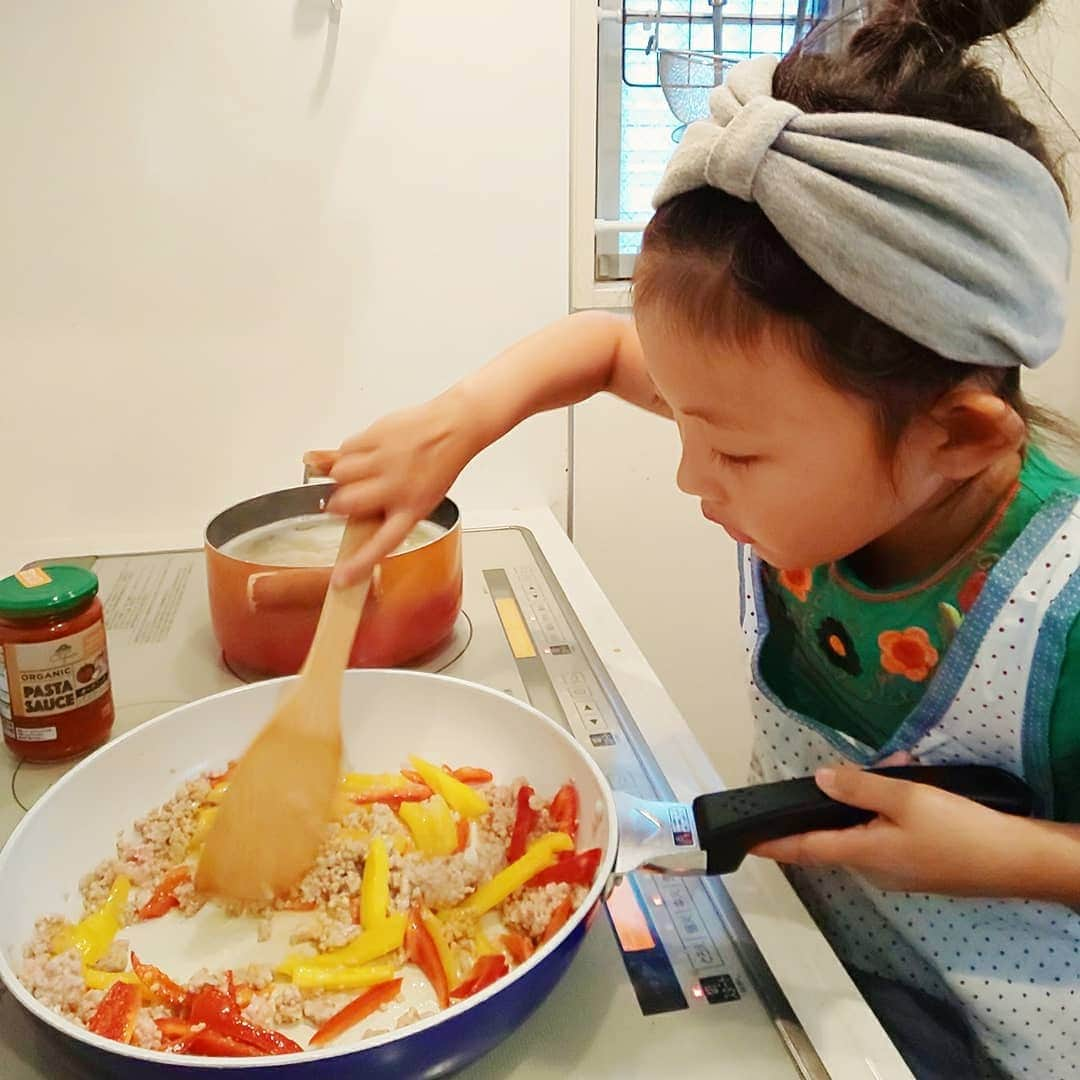 えりさんのインスタグラム写真 - (えりInstagram)「@topvaluofficial 🍝( 'ч'๑ )ŧ‹"ŧ‹" . . . 先週末は天気も残念だったので  なぁちゃんと一緒にランチの準備。 . 先日イオンで買い物してきたときに選んだ  トップバリュ グリーンアイオーガニックの  パスタソースとスパゲッティ、野菜を使って  なぁちゃん大好きなスパゲッティを作りました🍝♡ . . スパゲッティはオーガニックなのに手の届きやすい価格で  麺ももちもちで美味しかったしこれはリピ決定！おすすめ！！ パスタソースはトマト＆ガーリックが好みだったな😍 . . 今回の料理は私の方がお手伝いかも！っていうくらい  なぁちゃんが1人で頑張って作ってくれたよ🍳  どんどんやれることが増えていくのは  嬉しいような淋しいような🤭  確かなことはケンカの数だけは増えない方がいい← . . #スパゲッティ  #パスタソース  #トップバリュグリーンアイ  #グリーンアイPR  #myhappygreen」7月12日 21時34分 - chloerinrin