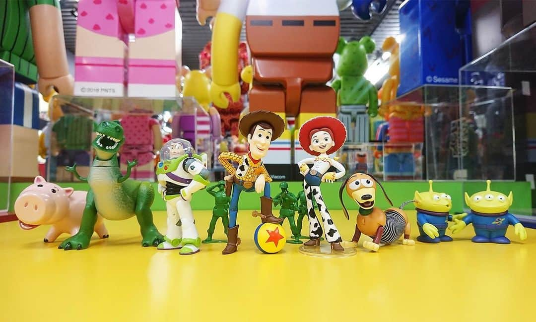 MEDICOM TOYさんのインスタグラム写真 - (MEDICOM TOYInstagram)「🚀🧸🧩🤖 ©︎ Disney/Pixar #disney #pixar #toystory #toystory2 #woody #buzzlightyear #jessy #rex #humm #slinkydog #aliens #littlegreenmen #sargeandthebucketosoldiers #medicomtoy #ディズニー #ピクサー #トイストーリー #トイストーリー2 #ウッディ #バズライトイヤー #ジェシー #レックス #ハム #スリンキー #エイリアン #リトルグリーンメン #メディコムトイ」7月12日 21時27分 - medicom_toy