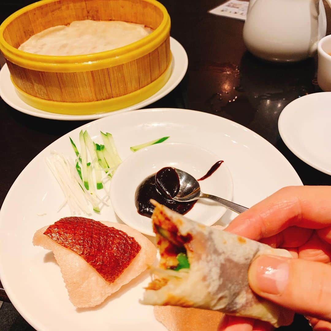 樫原伸彦さんのインスタグラム写真 - (樫原伸彦Instagram)「. だかしかし、 南翔饅頭店である。 小腹がすいてw  上海蟹ミソ入り小龍包 皮がモチモチ！ スープがじゅわ〜うんまぁ 北京ダック ヤバっ  どこの支店よりも六本木ヒルズ店が美味い。 マジ格差ありすぎw  何年も待ちわびた映画を観てきまーす。  #chinesefood #中華 #小龍包 #foodie #yummy #delicious #restaurant #roppongi #六本木 #六本木ヒルズ」7月12日 21時28分 - nobustagrammy