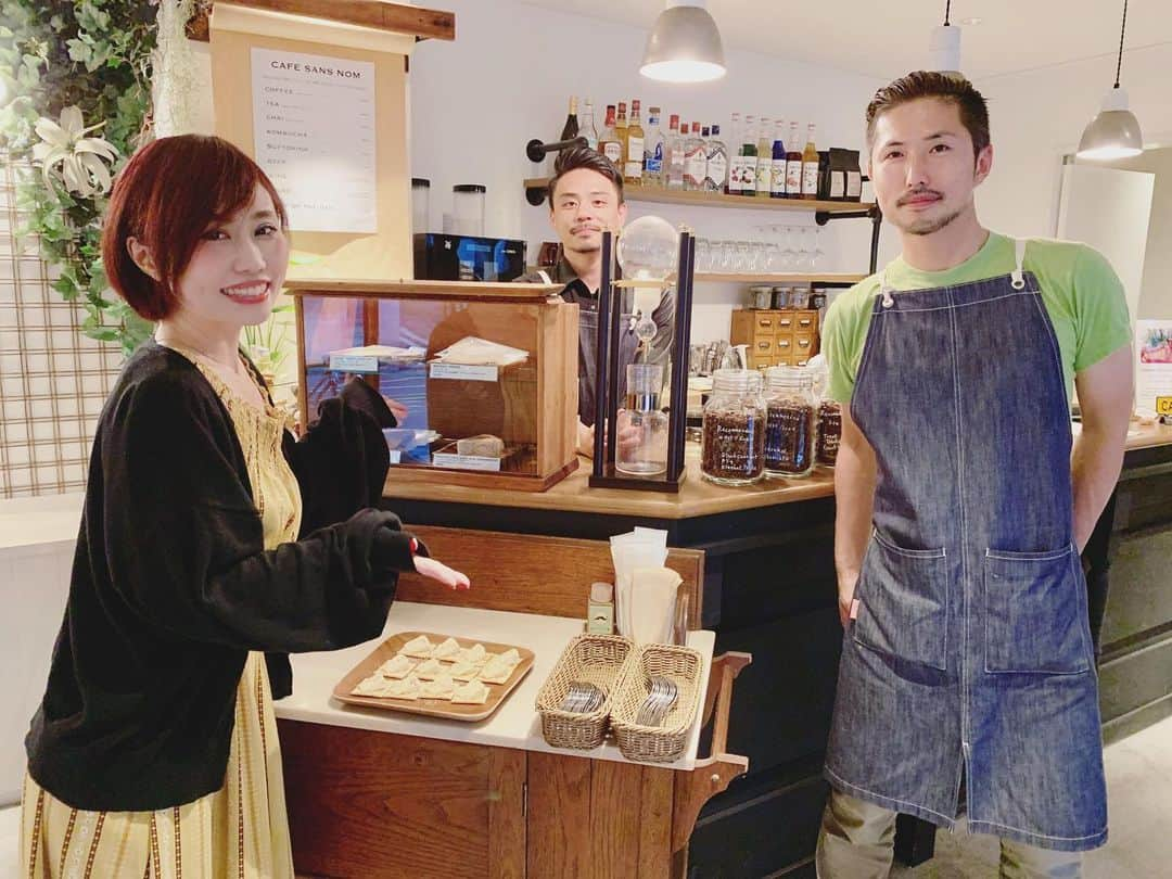 Karinさんのインスタグラム写真 - (KarinInstagram)「CAFE SANS NOM☕️ お友達のSHIROWくんがオープンしたカフェのオープンパーティーに行ってきました☺️海外を渡り歩いて沢山勉強してたのも知ってたからオープンがめちゃ嬉しい✨こだわりのドリップで作るコーヒーと中がプリンみたいにプルプルで美味しいバスクチーズケーキ🍰内装もステキなのでぜひ行ってみてね♫ ‪https://cafesansnomakasaka.storeinfo.jp/‬ #cafe #cafesansnom #カフェ #オープンおめでとう #コーヒー #チーズケーキ #バスクチーズケーキ」7月12日 21時29分 - karins_flavor