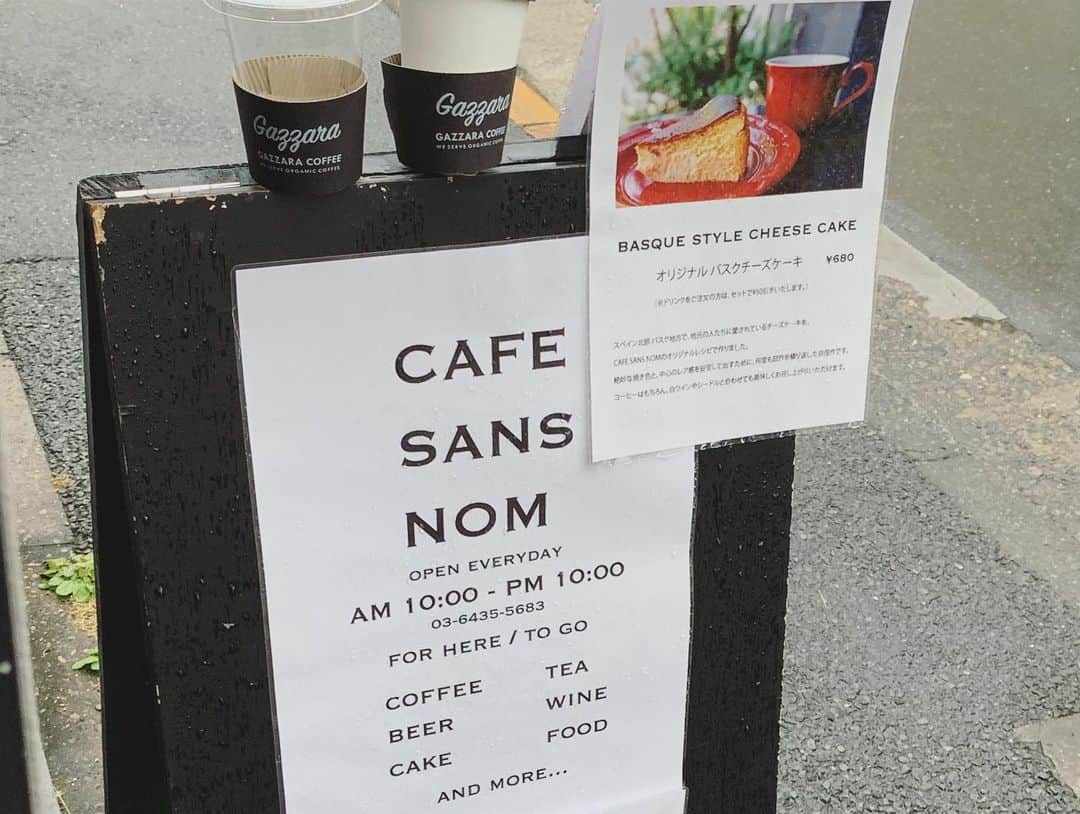 Karinさんのインスタグラム写真 - (KarinInstagram)「CAFE SANS NOM☕️ お友達のSHIROWくんがオープンしたカフェのオープンパーティーに行ってきました☺️海外を渡り歩いて沢山勉強してたのも知ってたからオープンがめちゃ嬉しい✨こだわりのドリップで作るコーヒーと中がプリンみたいにプルプルで美味しいバスクチーズケーキ🍰内装もステキなのでぜひ行ってみてね♫ ‪https://cafesansnomakasaka.storeinfo.jp/‬ #cafe #cafesansnom #カフェ #オープンおめでとう #コーヒー #チーズケーキ #バスクチーズケーキ」7月12日 21時29分 - karins_flavor