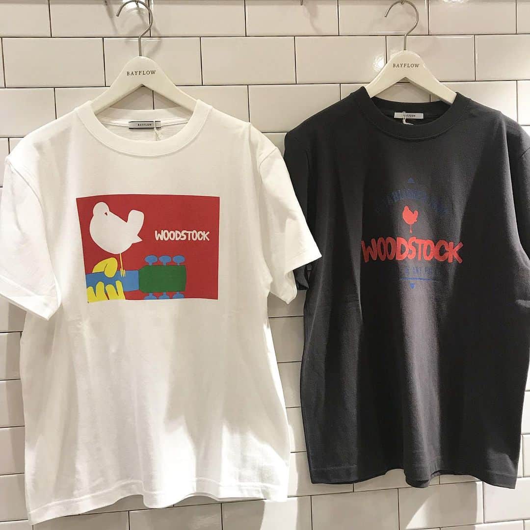 BAYFLOW 新宿店さんのインスタグラム写真 - (BAYFLOW 新宿店Instagram)「. 【WOODSTOCK FESTIVAL】× 【THE BEACH BOYS】 グラフィックTシャツが入荷しました🌊🌊 . 【Woodstock Music and Art Festival】 1969年8月15日から17日までの3日間、 ニューヨーク州で開かれた、 ロックを中心とした大規模な野外コンサート🗽 約40万人の観客を集め、 アメリカの音楽史に残る コンサートになると同時に 歴史的なイベントとして語り継がれています🕺🎤 . 【THE BEACH BOYS】 1961年結成したカリフォルニア州ホーソーン出身の5人組バンド🎶 1962年に西海岸カルチャーを描いた 軽快なヒットナンバーを放ちました🌈✨ . . 是非店頭にてご覧くださいませ👀✨ . . それでは皆さまのご来店を スタッフ一同心よりお待ちしております🏄‍♂️🏄‍♀️ . . #bayflow#Indian#native#surf#dotstlook#beach#palmtree#denim#dnm#shopping#ベイフロー#スター#オーナメント#スターフィッシュ#サーフ#海を感じるインテリア#星条旗#カリフォルニアスタイル#西海岸スタイル#ネイティブ#サーフボード#woodstock#festival#thebeachboys#グラフィックT」7月12日 21時30分 - bayflow_shinjuku