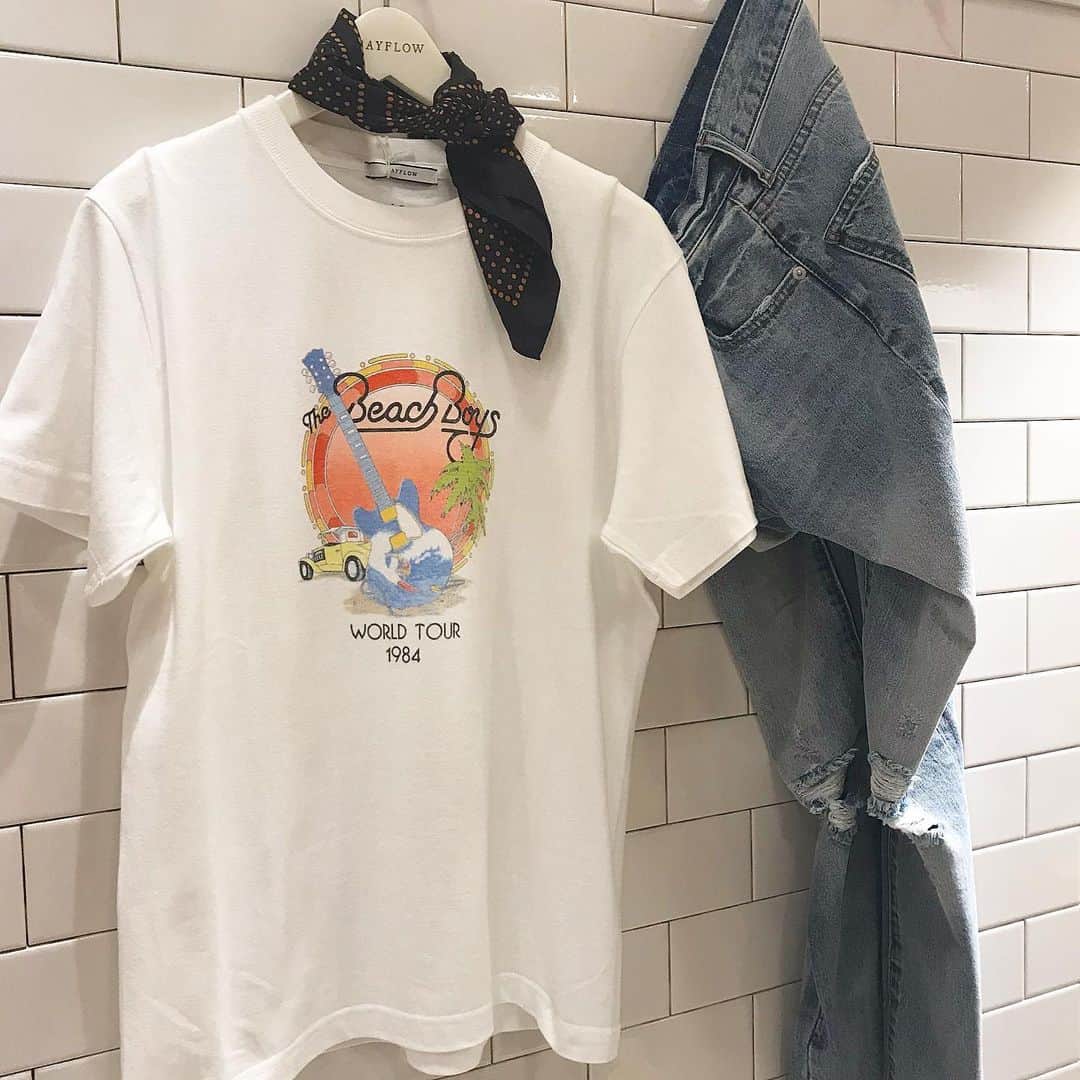 BAYFLOW 新宿店のインスタグラム：「. 【WOODSTOCK FESTIVAL】× 【THE BEACH BOYS】 グラフィックTシャツが入荷しました🌊🌊 . 【Woodstock Music and Art Festival】 1969年8月15日から17日までの3日間、 ニューヨーク州で開かれた、 ロックを中心とした大規模な野外コンサート🗽 約40万人の観客を集め、 アメリカの音楽史に残る コンサートになると同時に 歴史的なイベントとして語り継がれています🕺🎤 . 【THE BEACH BOYS】 1961年結成したカリフォルニア州ホーソーン出身の5人組バンド🎶 1962年に西海岸カルチャーを描いた 軽快なヒットナンバーを放ちました🌈✨ . . 是非店頭にてご覧くださいませ👀✨ . . それでは皆さまのご来店を スタッフ一同心よりお待ちしております🏄‍♂️🏄‍♀️ . . #bayflow#Indian#native#surf#dotstlook#beach#palmtree#denim#dnm#shopping#ベイフロー#スター#オーナメント#スターフィッシュ#サーフ#海を感じるインテリア#星条旗#カリフォルニアスタイル#西海岸スタイル#ネイティブ#サーフボード#woodstock#festival#thebeachboys#グラフィックT」